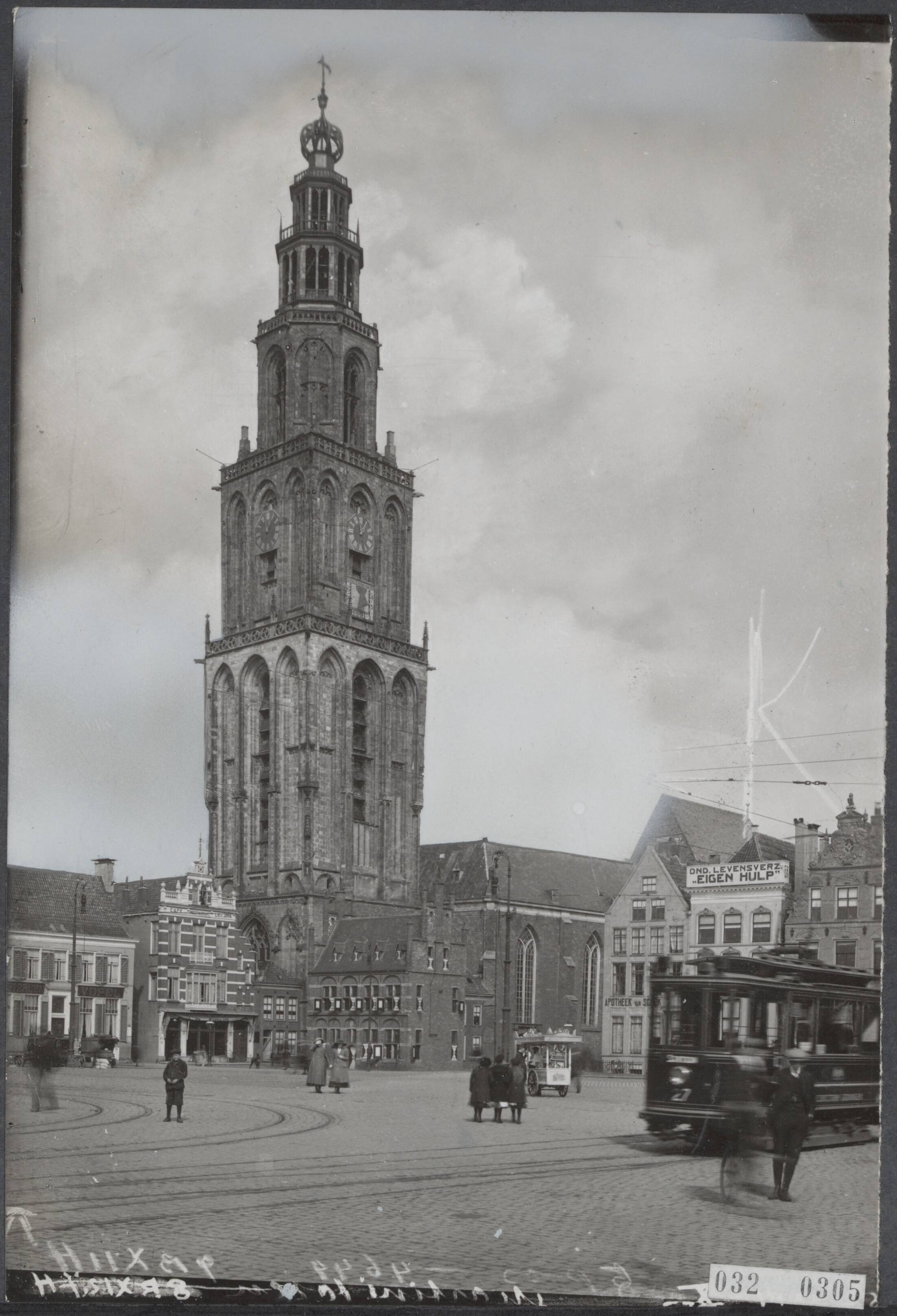 Fotocollectie Elsevier Binnenland — Martinitoren aan de Grote Markt te Groningen — Foto: Onbekend / Publiek Domein of Rechtenvrij. Licentie: Set B: Rechtenvrij / Publiek Domein. Bron: Nationaal Archief. http://hdl.handle.net/10648/ade40b32-d0b4-102d-bcf8-003048976d84