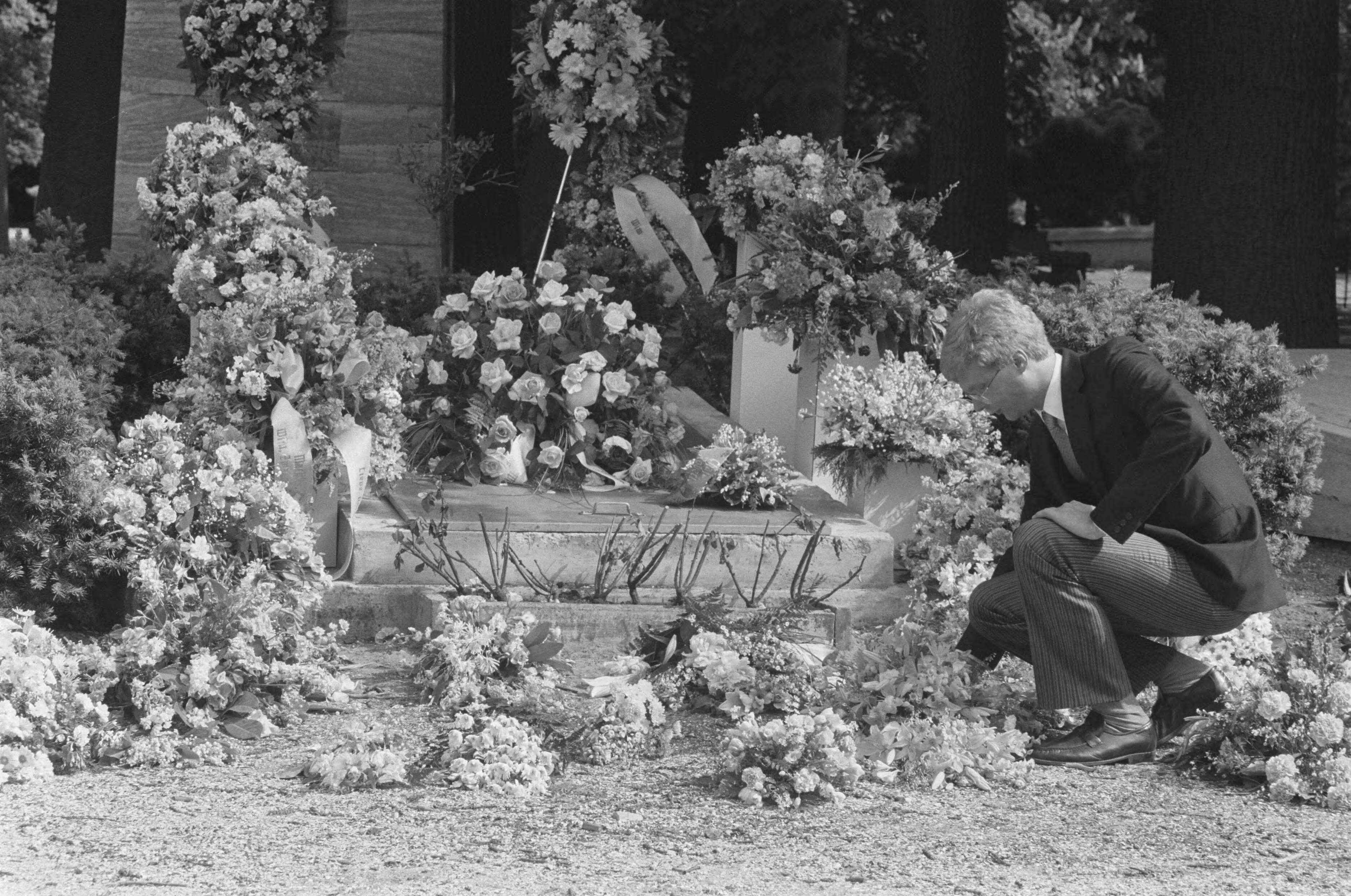 Fotocollectie Anefo — Graf familie Drees op begraafplaats Eiken Duinen te Den Haag waar dr. W. Drees sr. (ex-premier) is bijgezet in stilte (overleden 14-5-88) — Foto: Bogaerts, Rob / Anefo. Licentie: Set B: Rechtenvrij / Publiek Domein. Bron: Nationaal Archief. http://hdl.handle.net/10648/ad6aa09e-d0b4-102d-bcf8-003048976d84