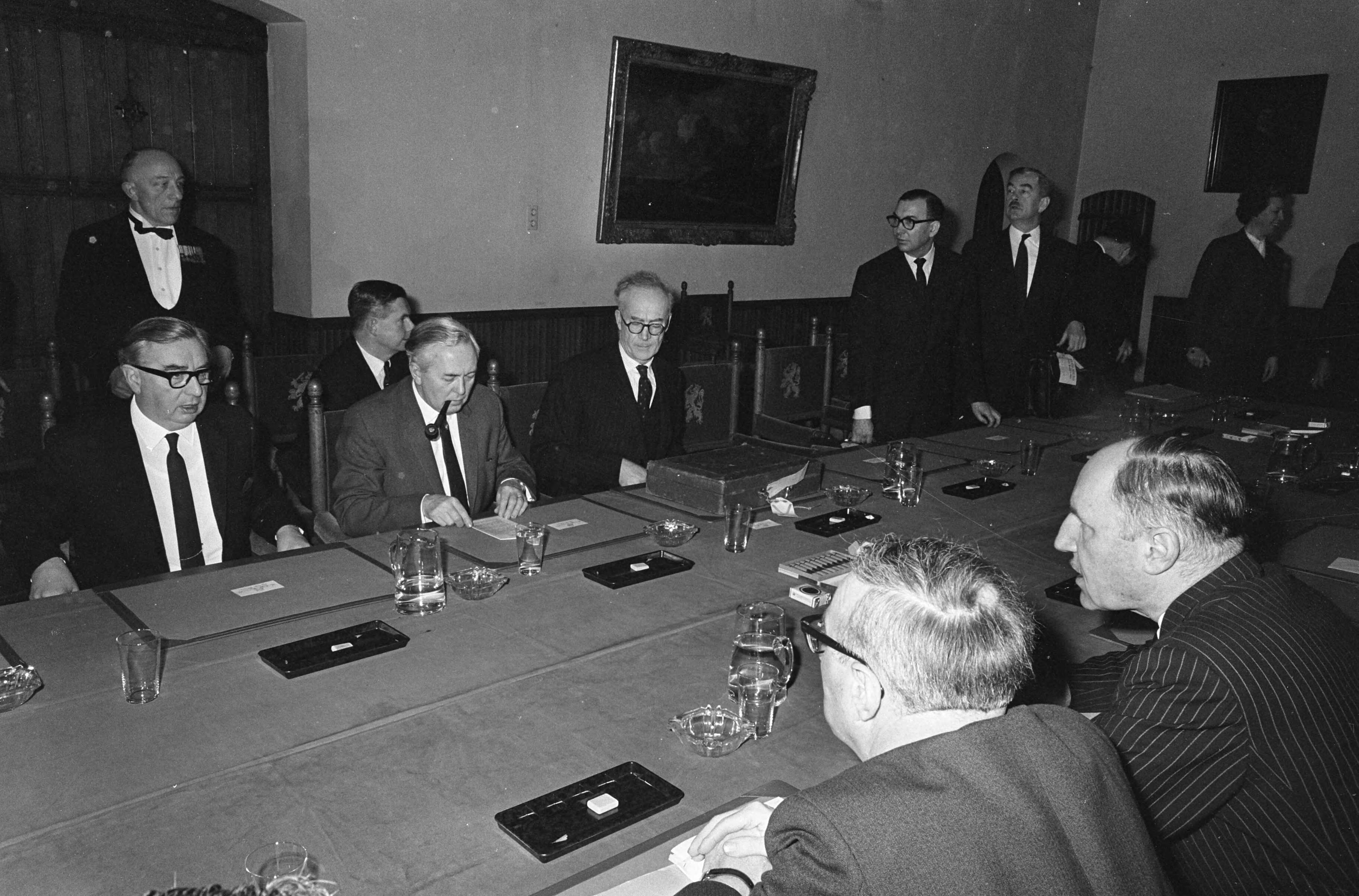 Fotocollectie Anefo — Overleg tussen Engeland en Nederland te Den Haag , links Minister Brown en Wilson, rechts Premier Zijlstra en Minister Luns — Foto: Kroon, Ron / Anefo. Licentie: Set B: Rechtenvrij / Publiek Domein. Bron: Nationaal Archief. http://hdl.handle.net/10648/ab113fc4-d0b4-102d-bcf8-003048976d84