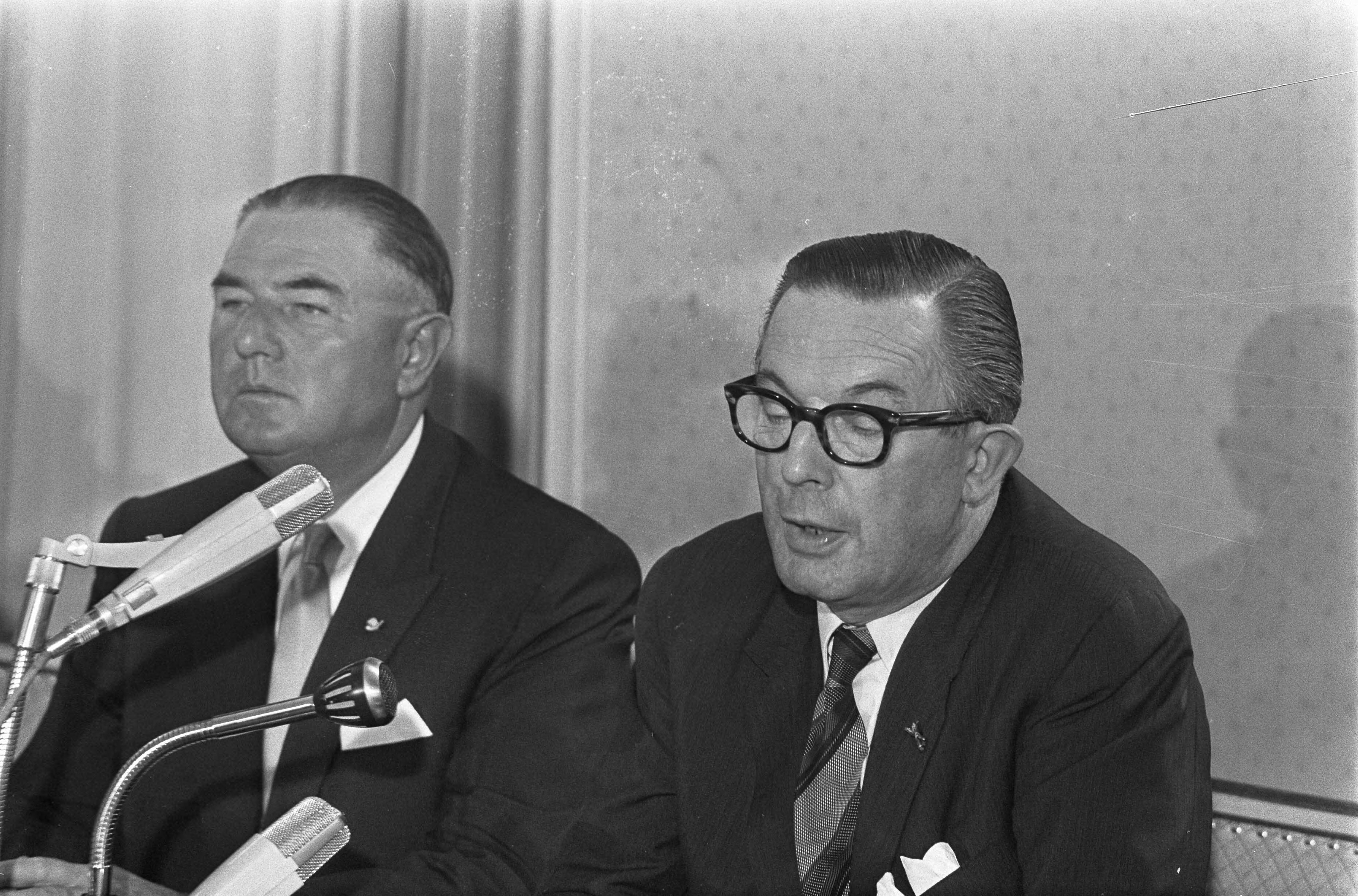 Fotocollectie Anefo — Persconferentie Verolme-NDSM in Den Haag . Dhr. Verolme en dhr. Goedkoop (NDSM) — Foto: Kroon, Ron / Anefo. Licentie: Set B: Rechtenvrij / Publiek Domein. Bron: Nationaal Archief. http://hdl.handle.net/10648/ab46815c-d0b4-102d-bcf8-003048976d84
