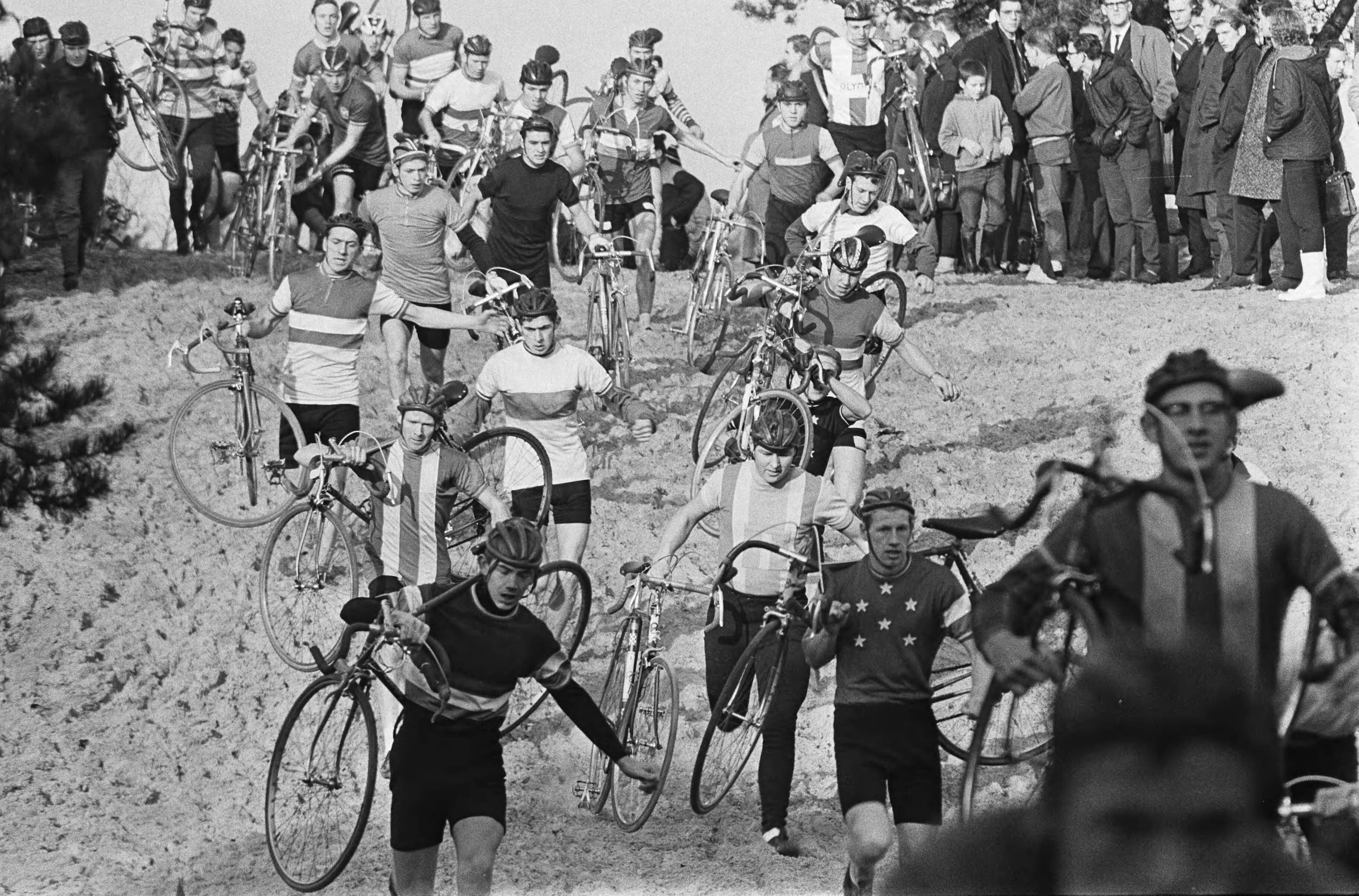 Fotocollectie Anefo — Eerste nationale Cycle Cross in Bilthoven, 69 nieuwelingen gaan van start — Foto: Gelderen, Hugo van / Anefo. Licentie: Set B: Rechtenvrij / Publiek Domein. Bron: Nationaal Archief. http://hdl.handle.net/10648/aa84d2b4-d0b4-102d-bcf8-003048976d84