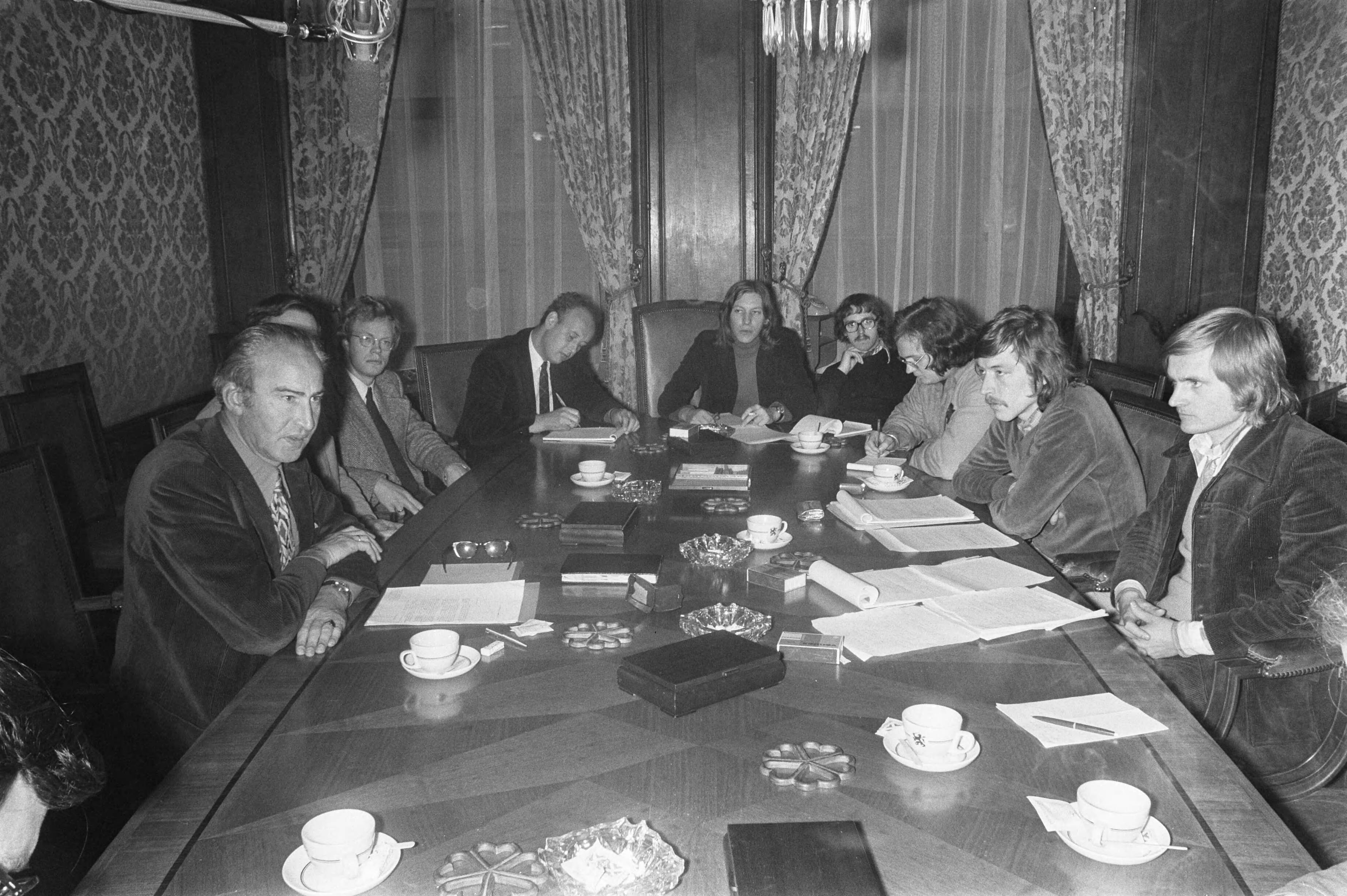 Fotocollectie Anefo — Minister Vredeling praat met VVDM-bestuur in Den Haag ; overzicht gesprek van Vredeling (l) en VVDM-bestuur — Foto: Peters, Hans / Anefo. Licentie: Set B: Rechtenvrij / Publiek Domein. Bron: Nationaal Archief. http://hdl.handle.net/10648/ac5b7494-d0b4-102d-bcf8-003048976d84