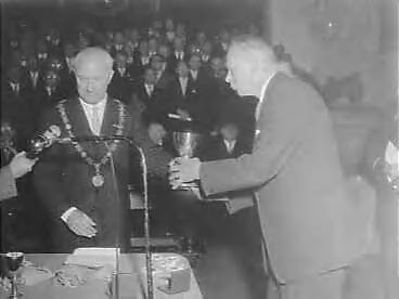 Fotocollectie Anefo — Uitreiking Landjuweelbeker amateurtoneelgezelschap Haarlem / aangetast — Foto: Pot, Harry / Anefo. Licentie: Set B: Rechtenvrij / Publiek Domein. Bron: Nationaal Archief. http://hdl.handle.net/10648/a960d644-d0b4-102d-bcf8-003048976d84