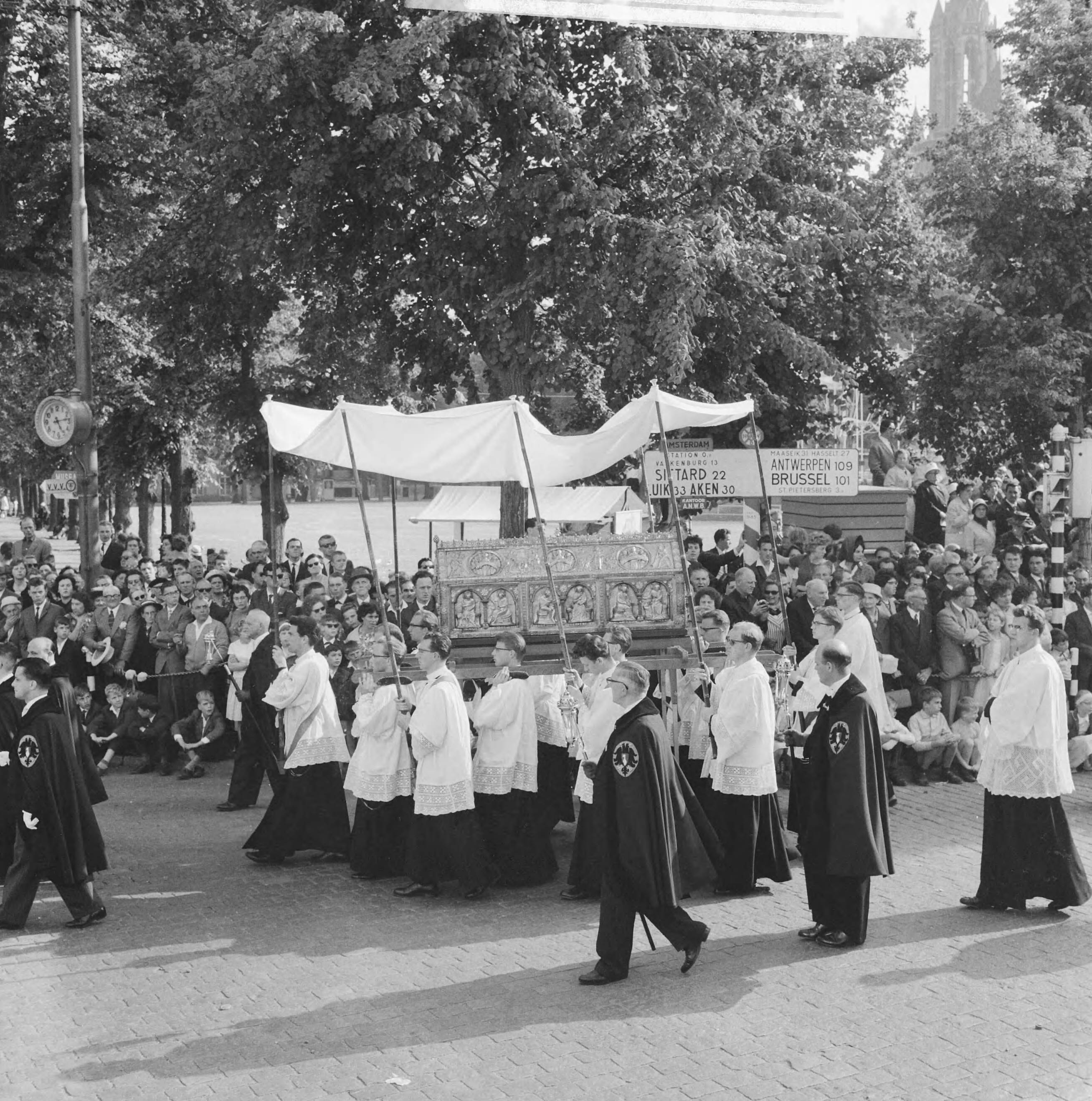 Fotocollectie Anefo — Heiligdomsvaart in Maastricht. Processie, Noodkist van St. Servaas wordt meegedragen — Foto: Koch, Eric / Anefo. Licentie: Set B: Rechtenvrij / Publiek Domein. Bron: Nationaal Archief. http://hdl.handle.net/10648/aa0fc6fe-d0b4-102d-bcf8-003048976d84