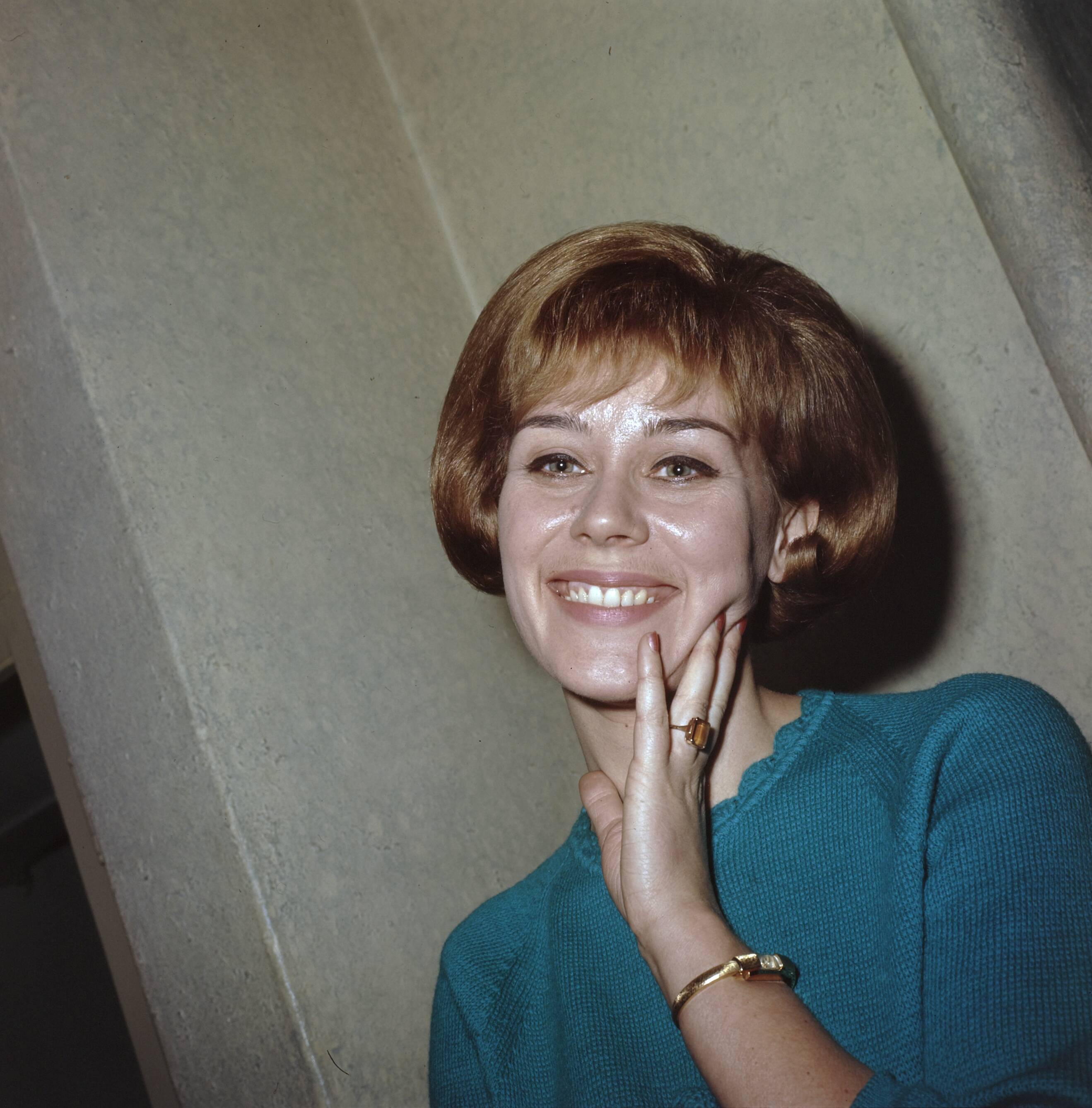 Fotocollectie Anefo — Nationaal Songfestival 1965. Wnnnares zangeres Conny Vandenbos — Foto: Fotograaf Onbekend / Anefo. Licentie: Set B: Rechtenvrij / Publiek Domein. Bron: Nationaal Archief. http://hdl.handle.net/10648/ad8c9050-d0b4-102d-bcf8-003048976d84