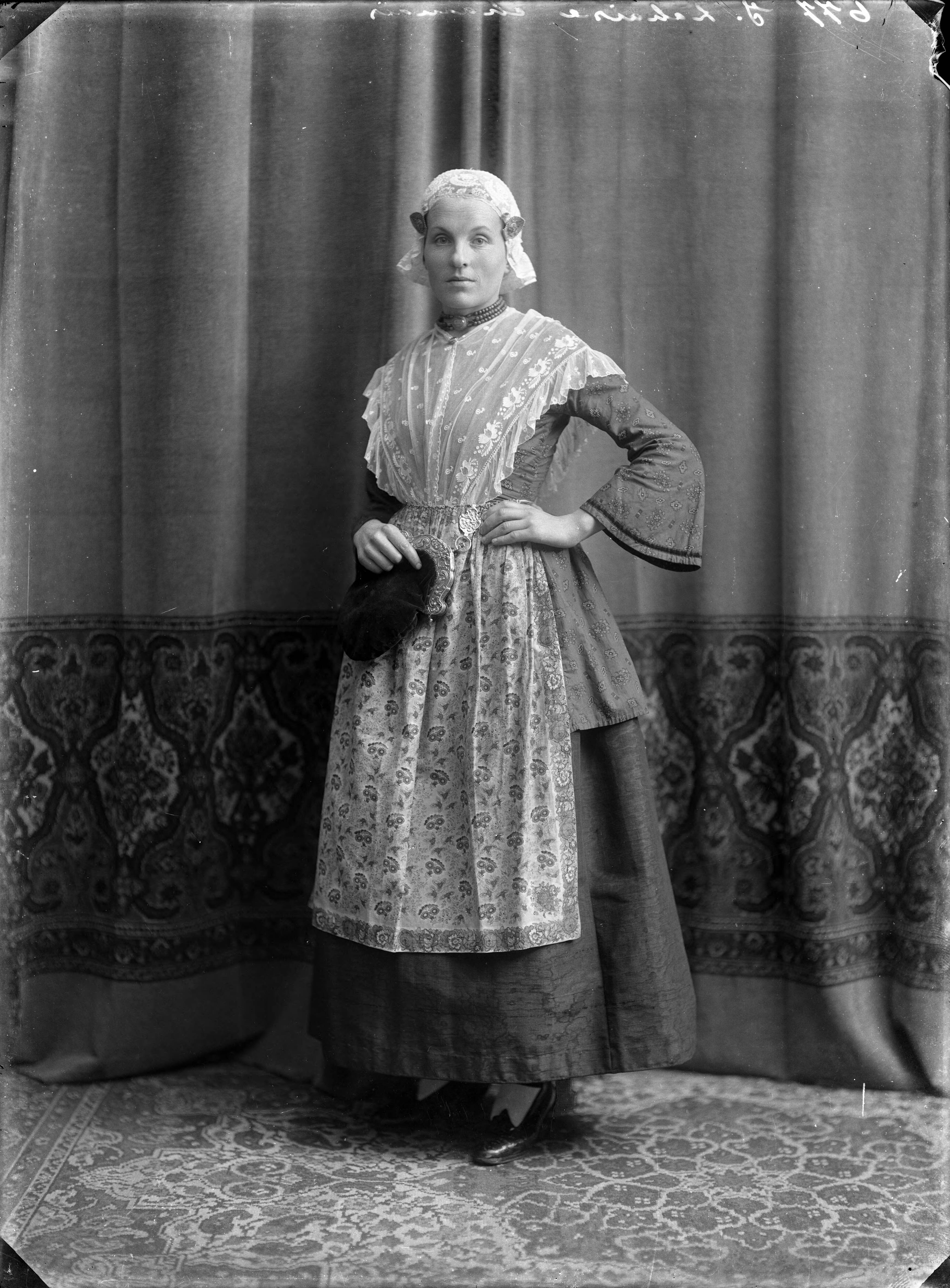Portretten, "Mode, beauty" — Studio-opnames. Portret van een vrouw in een nederlands folklorekostuum. Haarlem, Nederland. 1918-1930.677 J. Lahaise chamoisKlederdracht — Foto: Berg, Th.C.J. van den / Spaarnestad Photo (05887). Licentie: Set B: Rechtenvrij / Publiek Domein. Bron: Nationaal Archief. http://hdl.handle.net/10648/35429da7-c7fd-a382-e063-6df0900a6686