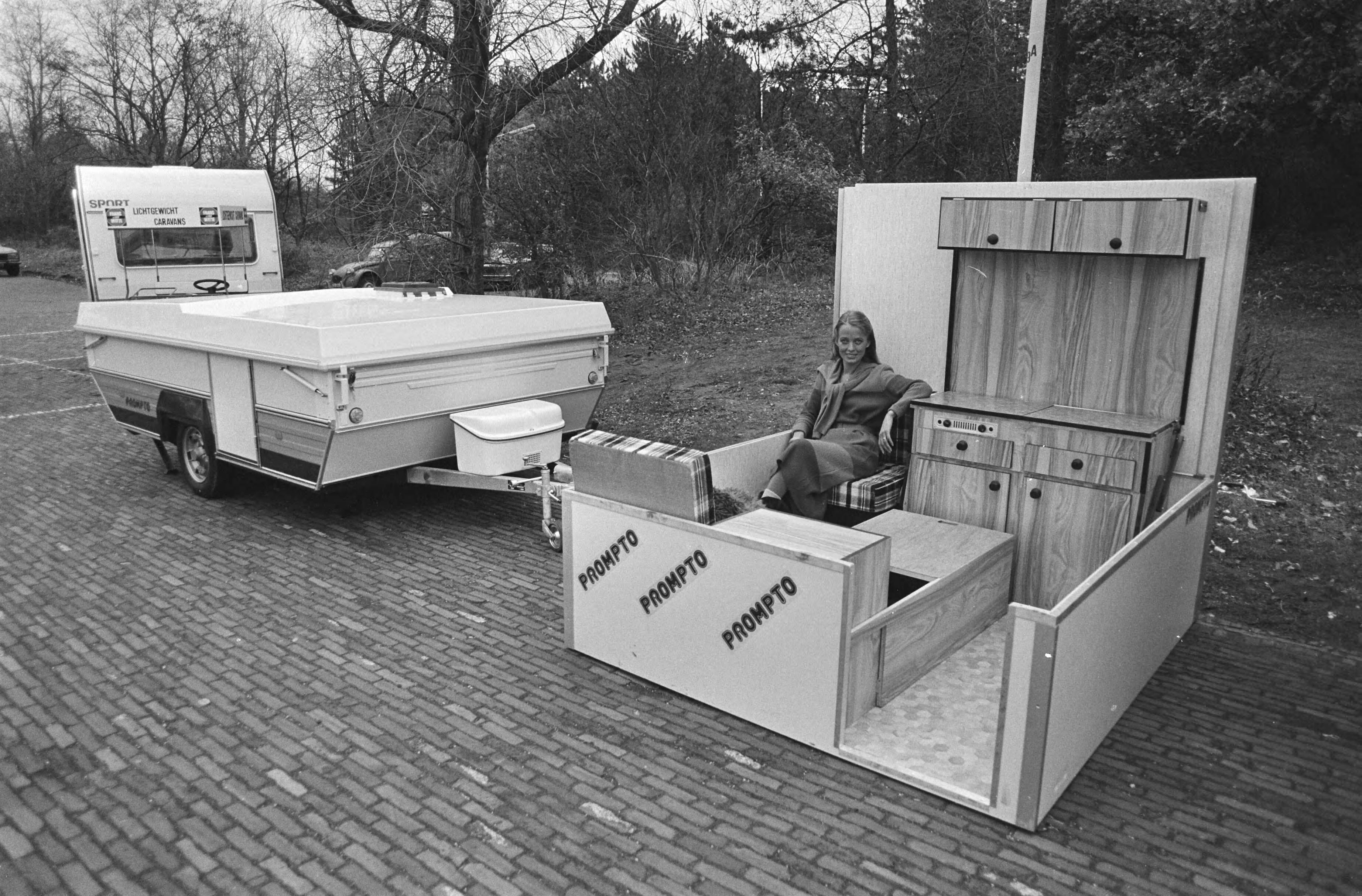Fotocollectie Anefo — Noviteiten pres. Caravan RAI 1980 in Bloemendaal met nieuwtjes voor caravans, Franse vouwcaravan — Foto: Antonisse, Marcel / Anefo. Licentie: Set B: Rechtenvrij / Publiek Domein. Bron: Nationaal Archief. http://hdl.handle.net/10648/aceda0a8-d0b4-102d-bcf8-003048976d84