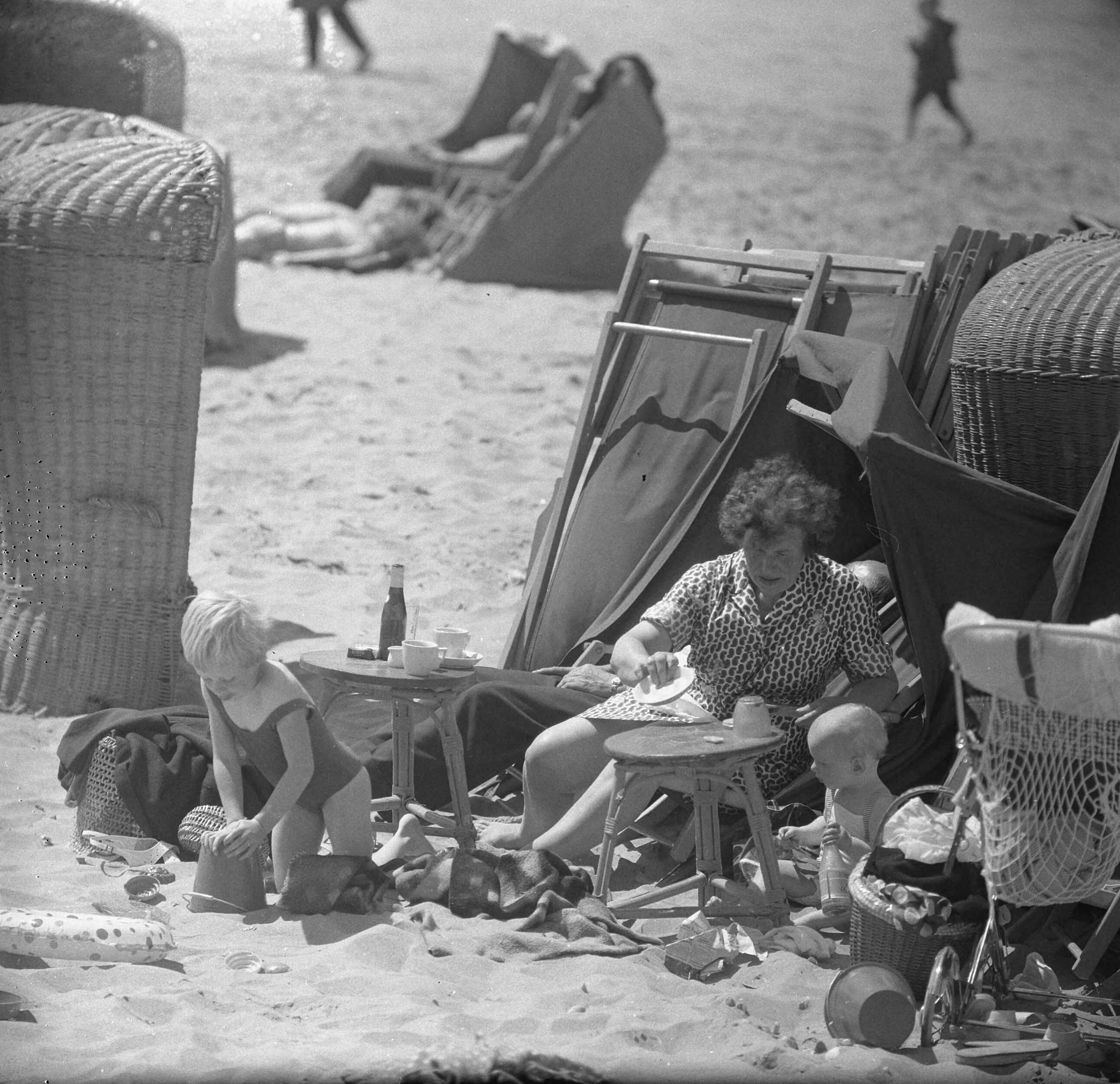 Fotocollectie Anefo — Zandvoort, oma met spelende kleinkinderen? op het strand — Foto: Nijs, Jac. de / Anefo. Licentie: Set B: Rechtenvrij / Publiek Domein. Bron: Nationaal Archief. http://hdl.handle.net/10648/aab22c1e-d0b4-102d-bcf8-003048976d84