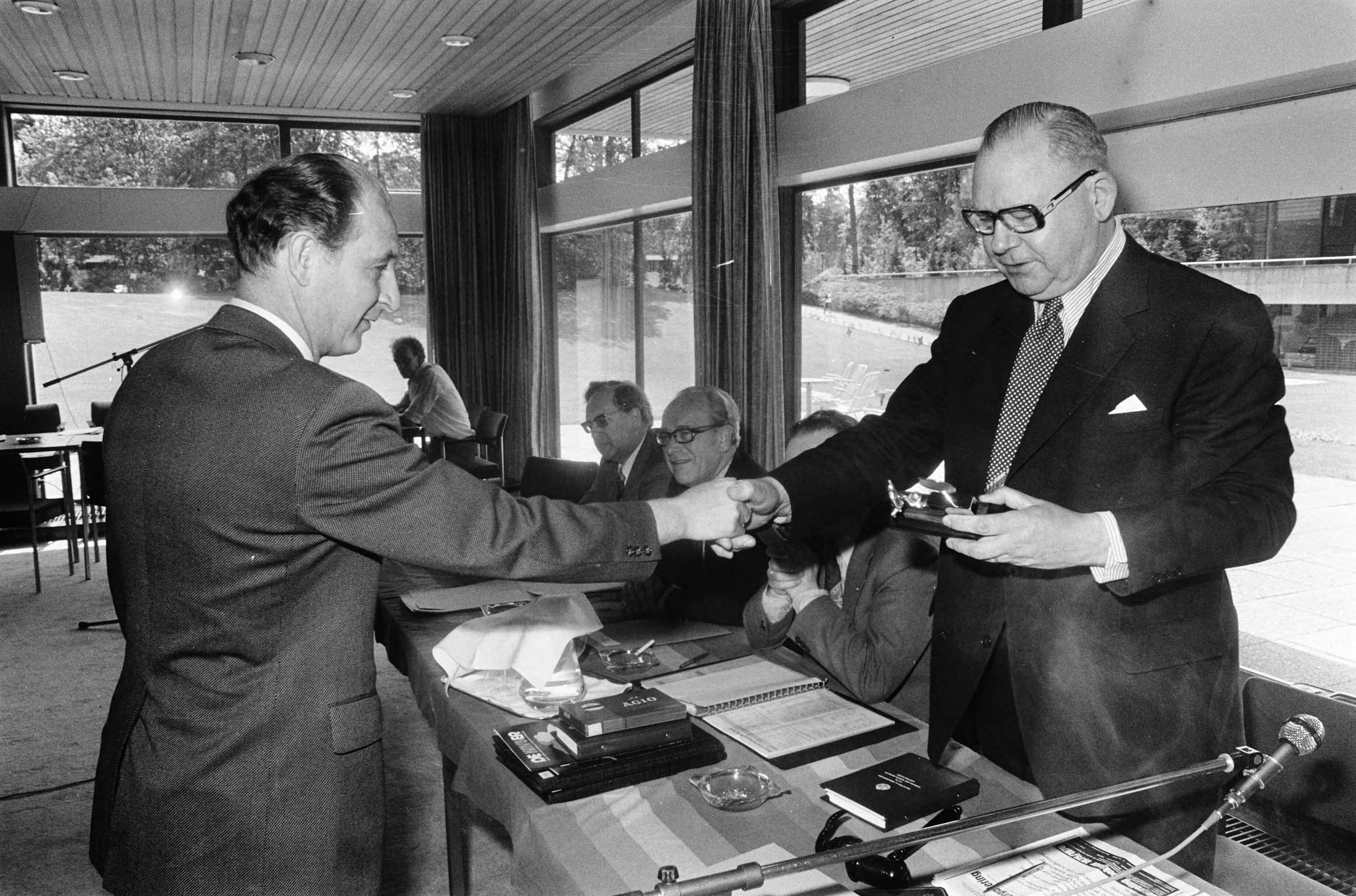 Uitreiking van medailles tijdens de KNVB-vergadering in Zeist — KNVB-voorzitter Meuleman (rechts) overhandigt de medaille aan FC Den Haag-voorzitter Arens — Foto: Peters, Hans / Anefo. Licentie: Set B: Rechtenvrij / Publiek Domein. Bron: Nationaal Archief. http://hdl.handle.net/10648/ac69e47a-d0b4-102d-bcf8-003048976d84