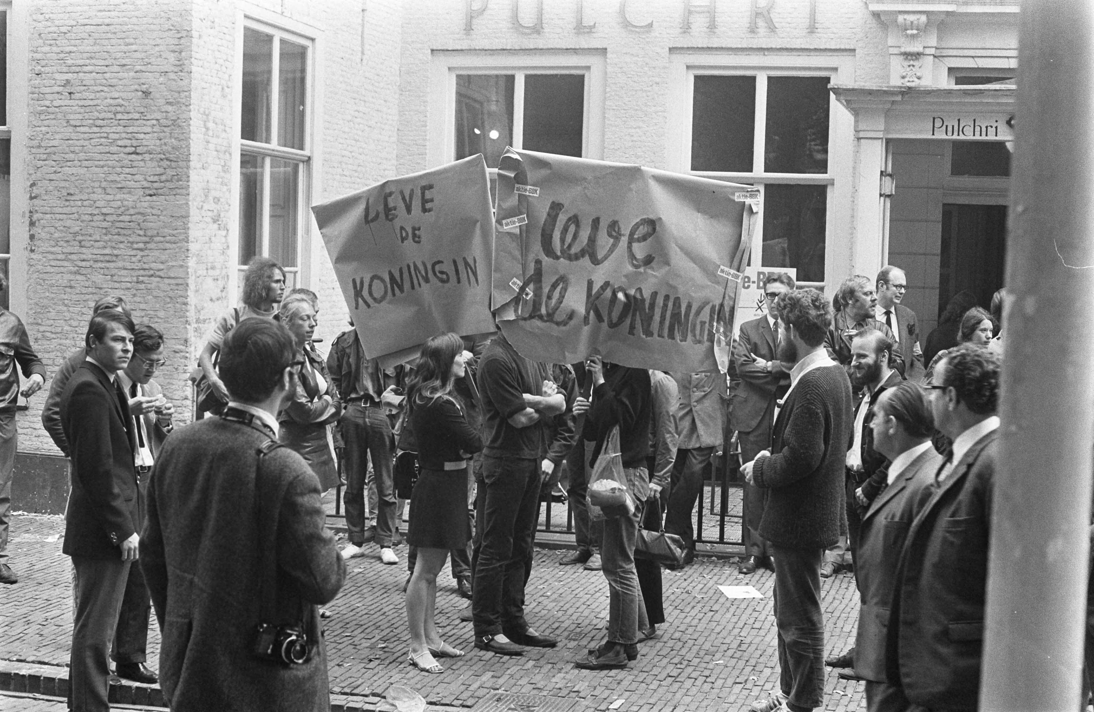 Fotocollectie Anefo — Kunstenaars van de BBK protesteren met borden tegen het cultuurbeleid op Lange Voorhout Den Haag tijdens rit Kon. Fam. naar Pal. Lange Voorhout : demonstrerende — Foto: Koch, Eric / Anefo. Licentie: Set B: Rechtenvrij / Publiek Domein. Bron: Nationaal Archief. http://hdl.handle.net/10648/ab7a014e-d0b4-102d-bcf8-003048976d84