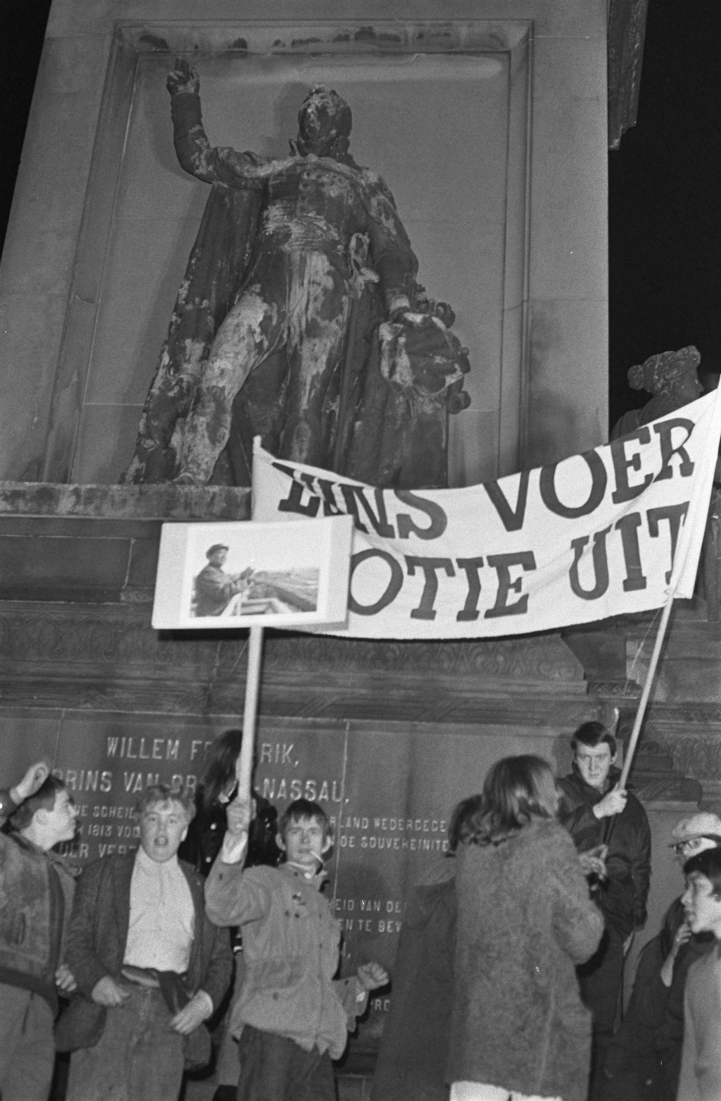 Fotocollectie Anefo — Demonstratie van plusminus 500 jongeren tegen bewind in Griekenland te Den Haag met politie te paard — Foto: Verhoeff, Bert / Anefo. Licentie: Set B: Rechtenvrij / Publiek Domein. Bron: Nationaal Archief. http://hdl.handle.net/10648/ab661940-d0b4-102d-bcf8-003048976d84