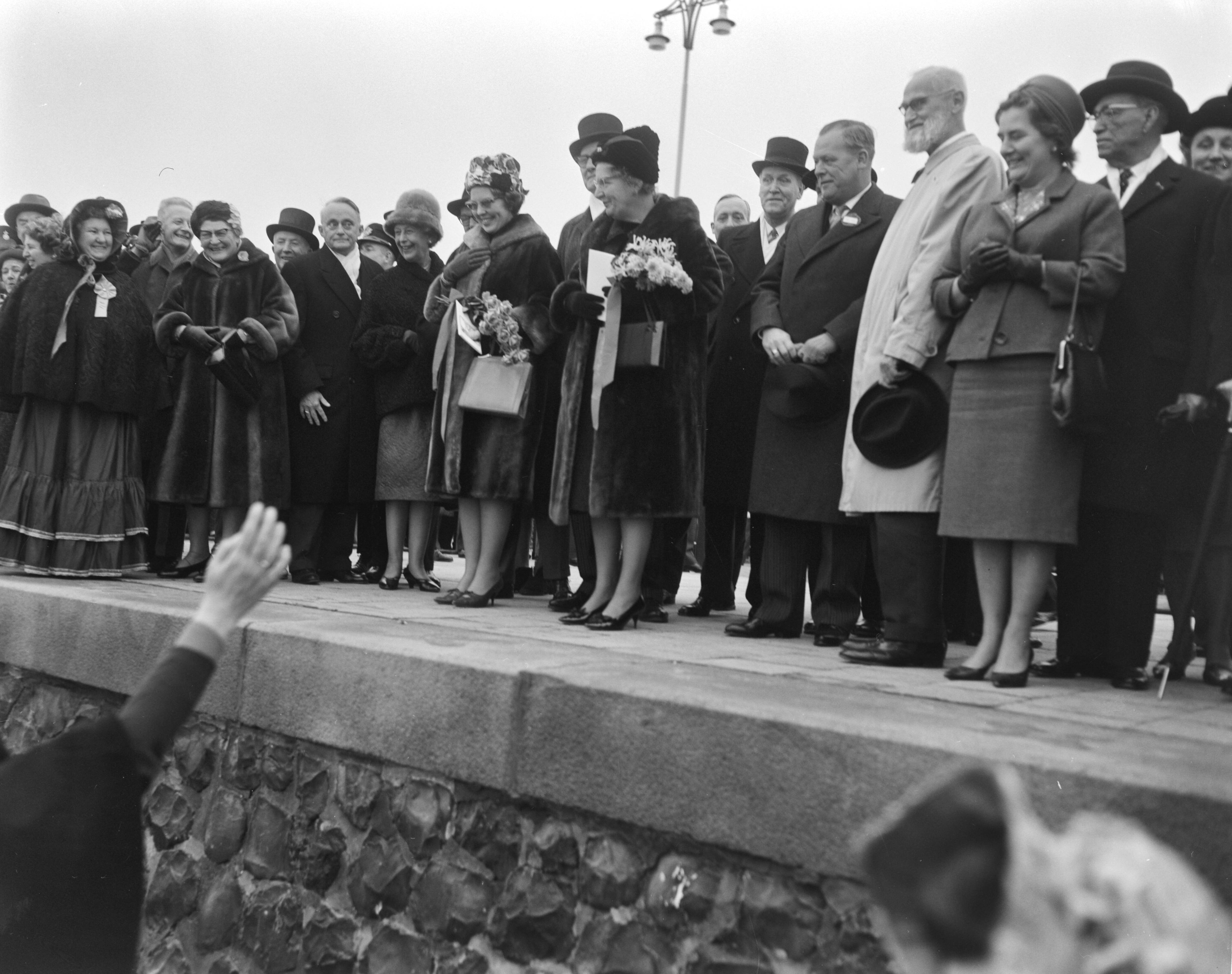 Fotocollectie Anefo — Te Scheveningen is de landing en intocht van prins Willem Frederik in 1813 herdacht. Rechts tussen publiek prinses Beatrix en koningin Juliana. In het midden (met witte shawl) Commissaris der Koningin in Zuid-Holland, mr. J. Klaasesz en echtgenote — Foto: Bilsen, Joop van / Anefo. Licentie: Set B: Rechtenvrij / Publiek Domein. Bron: Nationaal Archief. http://hdl.handle.net/10648/aa501088-d0b4-102d-bcf8-003048976d84