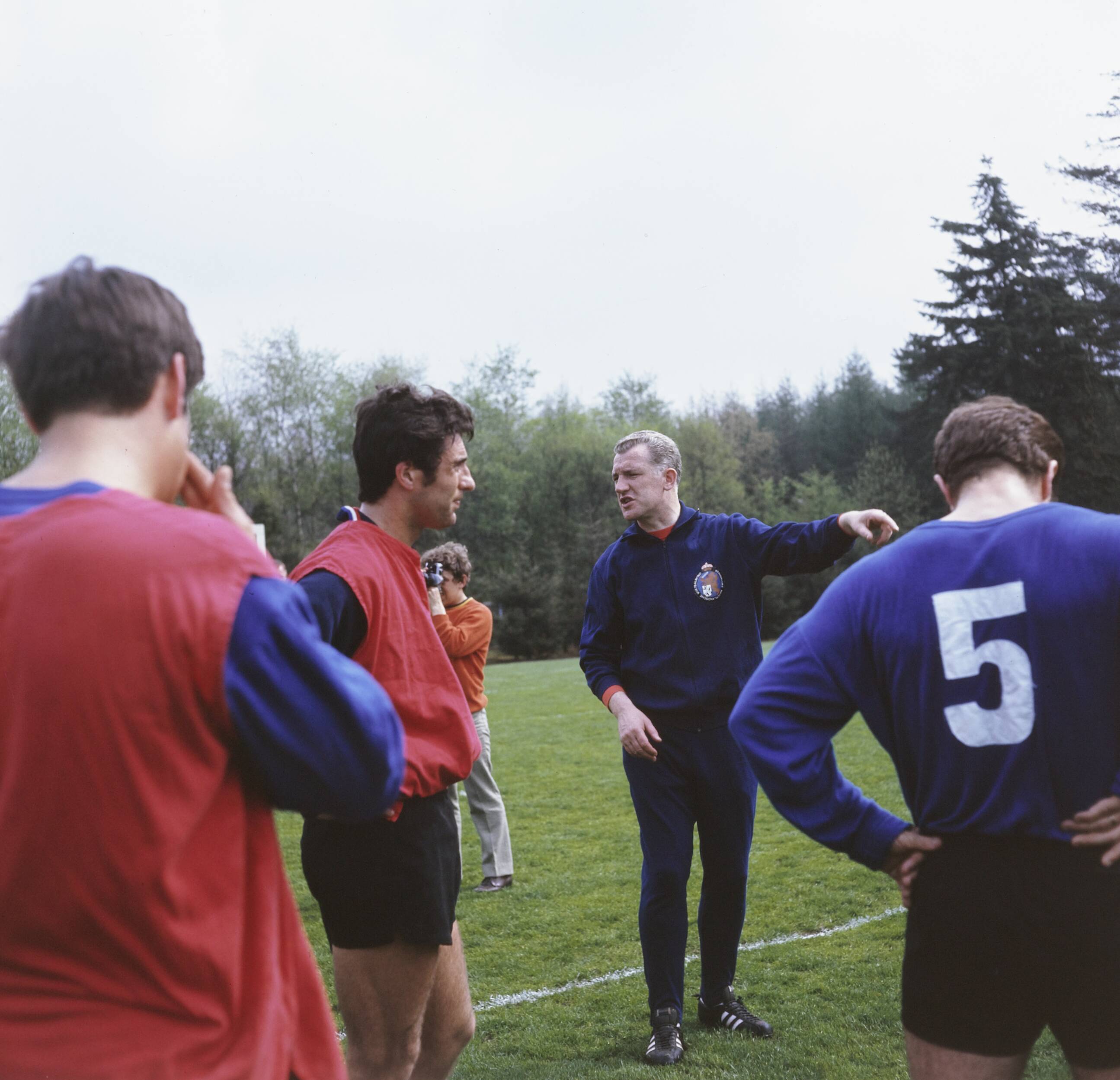 Fotocollectie Anefo — Training Nederlands Elftal te Zeist; training — Foto: Kroon, Ron / Anefo. Licentie: Set B: Rechtenvrij / Publiek Domein. Bron: Nationaal Archief. http://hdl.handle.net/10648/ad8f1d0c-d0b4-102d-bcf8-003048976d84