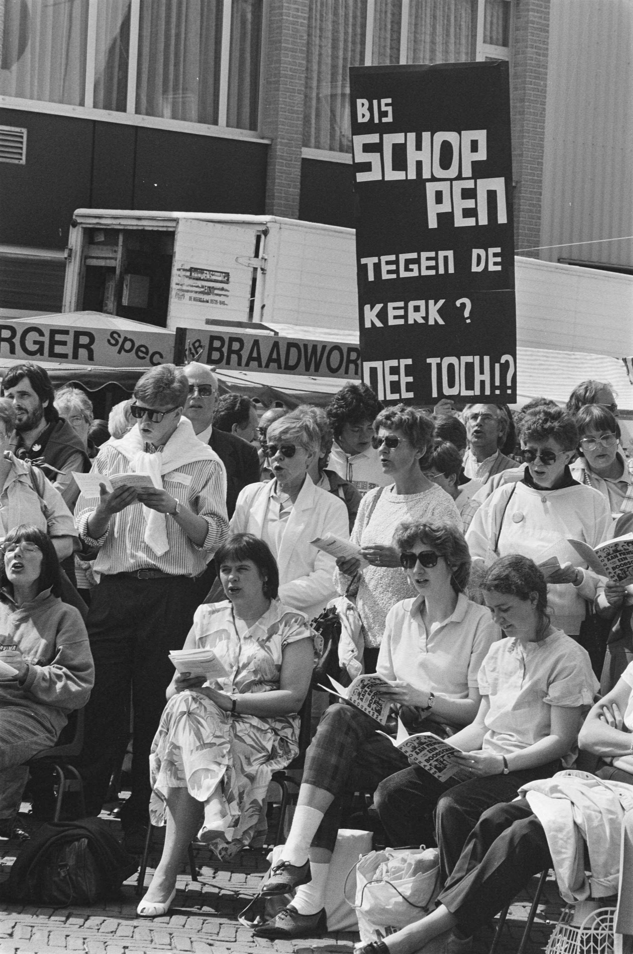 Fotocollectie Anefo — Bijeenkomst 8 meibeweging in IJsselhal in Zwolle — Foto: Bogaerts, Rob / Anefo. Licentie: Set B: Rechtenvrij / Publiek Domein. Bron: Nationaal Archief. http://hdl.handle.net/10648/ad6001f2-d0b4-102d-bcf8-003048976d84