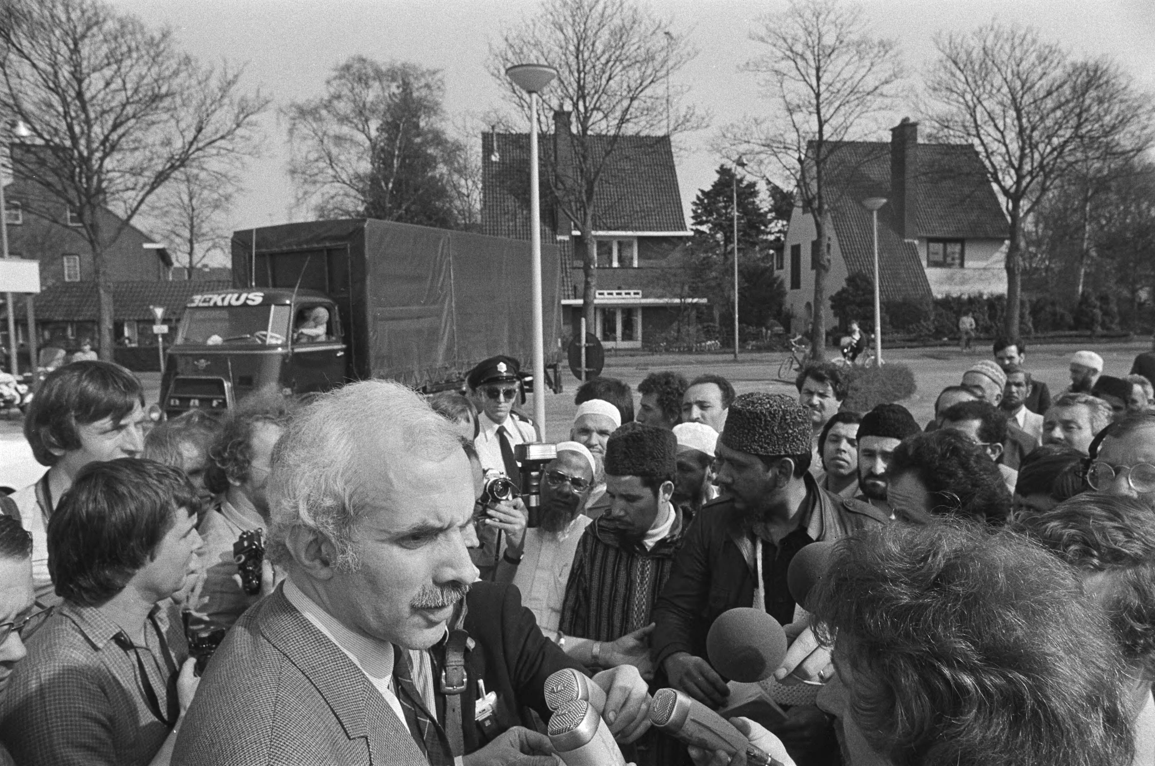 Fotocollectie Anefo — Moslims demonstreren voor het gebouw van de NOS tegen eventueel uitzenden van de film "De dood van een Prinses". NOS voorzitter Jurgens in gesprek met Moslims — Foto: Suyk, Koen / Anefo. Licentie: Set B: Rechtenvrij / Publiek Domein. Bron: Nationaal Archief. http://hdl.handle.net/10648/acde1a84-d0b4-102d-bcf8-003048976d84