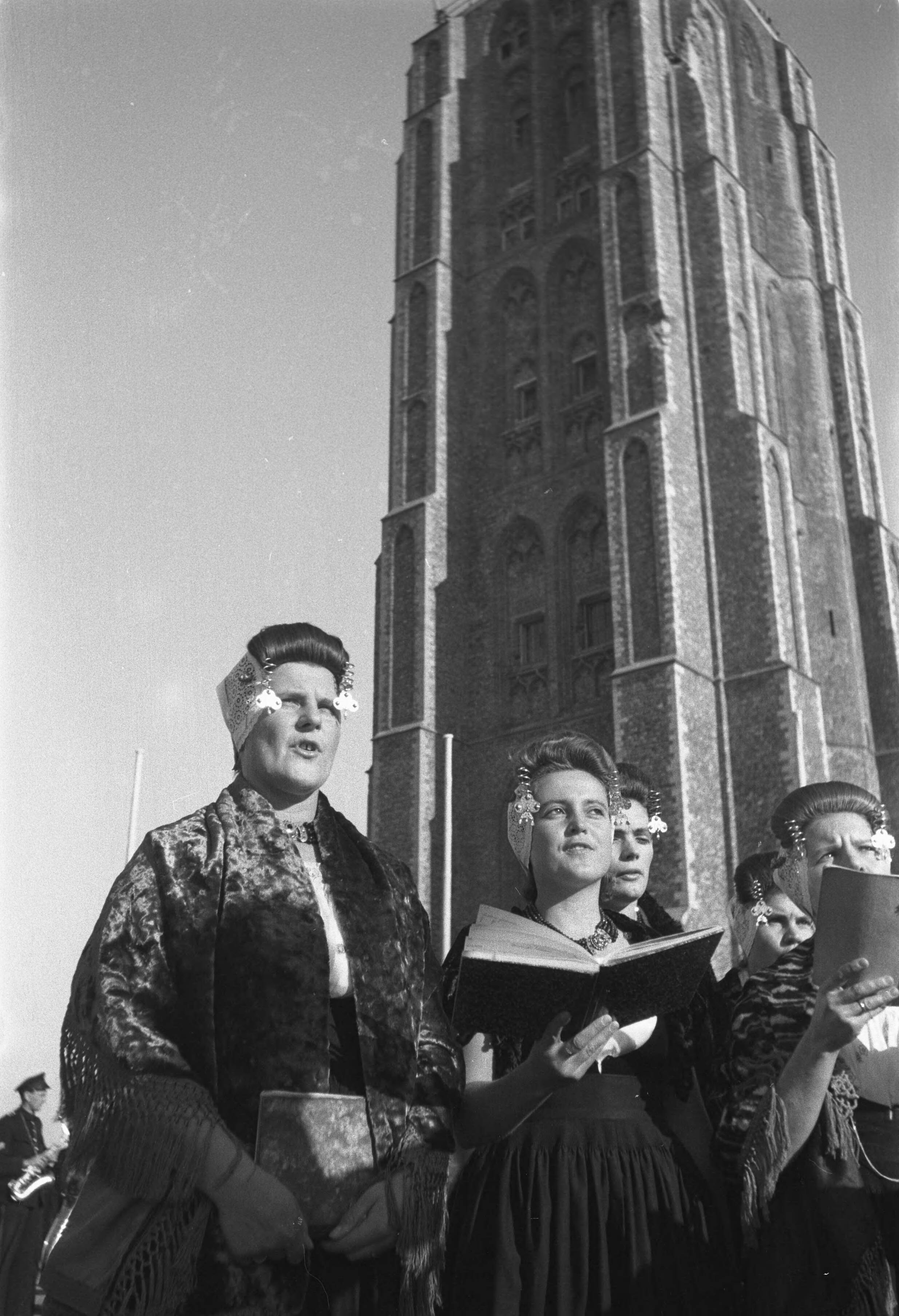 Attlee bij de Boomplantdag op Walcheren — Prinses Juliana en prins Bernhard bezoeken, o.a. in gezelschap van de Britse minister-president Clement Attlee en zijn echtgenote en minister-president L.J.M. Beel het eiland Walcheren t.g.v boomplantdag. — Foto: Sagers, Harry / Anefo. Licentie: Set B: Rechtenvrij / Publiek Domein. Bron: Nationaal Archief. http://hdl.handle.net/10648/a8afe8ac-d0b4-102d-bcf8-003048976d84
