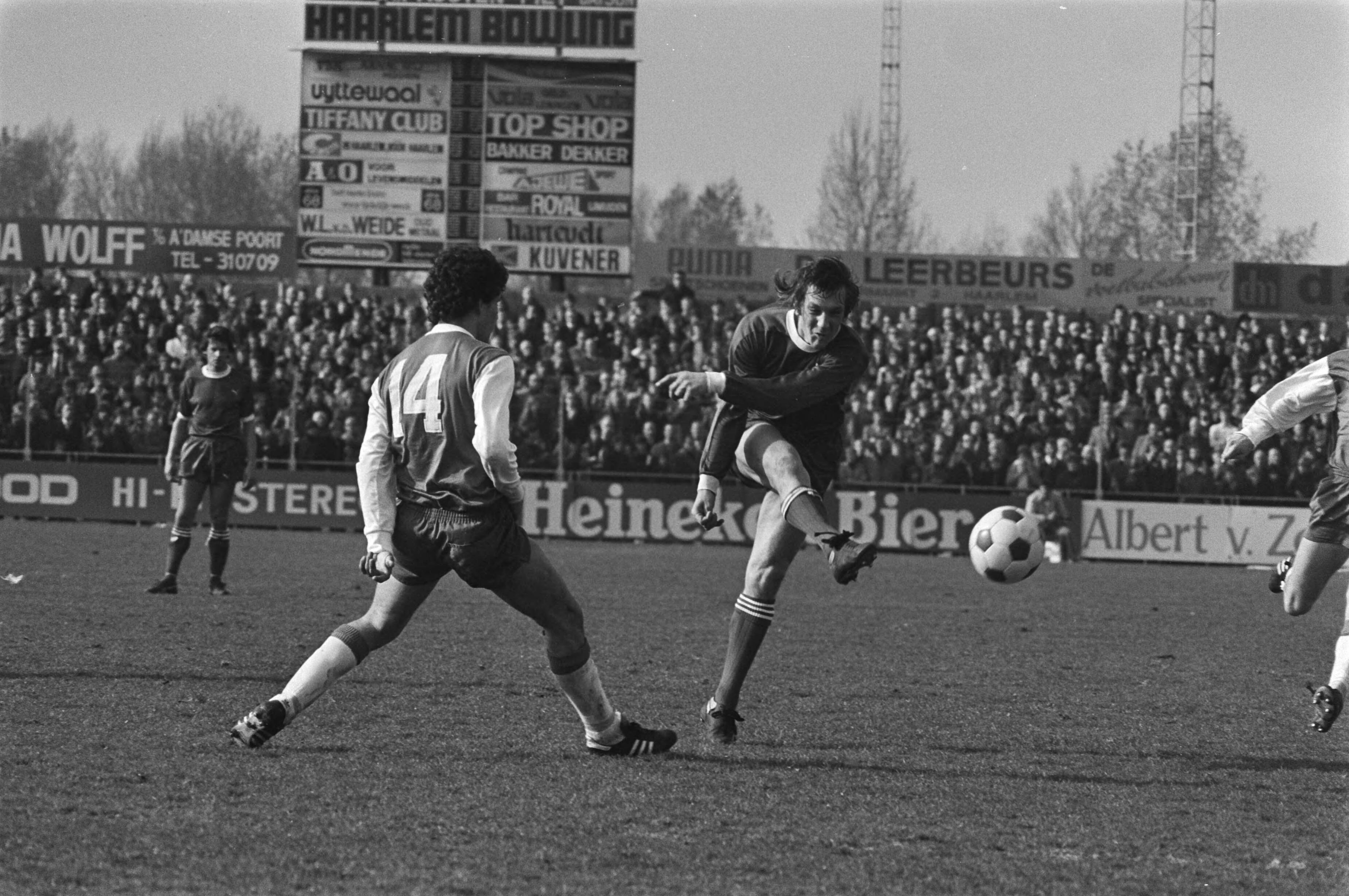Voetbalwedstrijd HFC Haarlem - Feyenoord: 0-3 — Spelmoment — Foto: Peters, Hans / Anefo. Licentie: Set B: Rechtenvrij / Publiek Domein. Bron: Nationaal Archief. http://hdl.handle.net/10648/ac97e5a0-d0b4-102d-bcf8-003048976d84