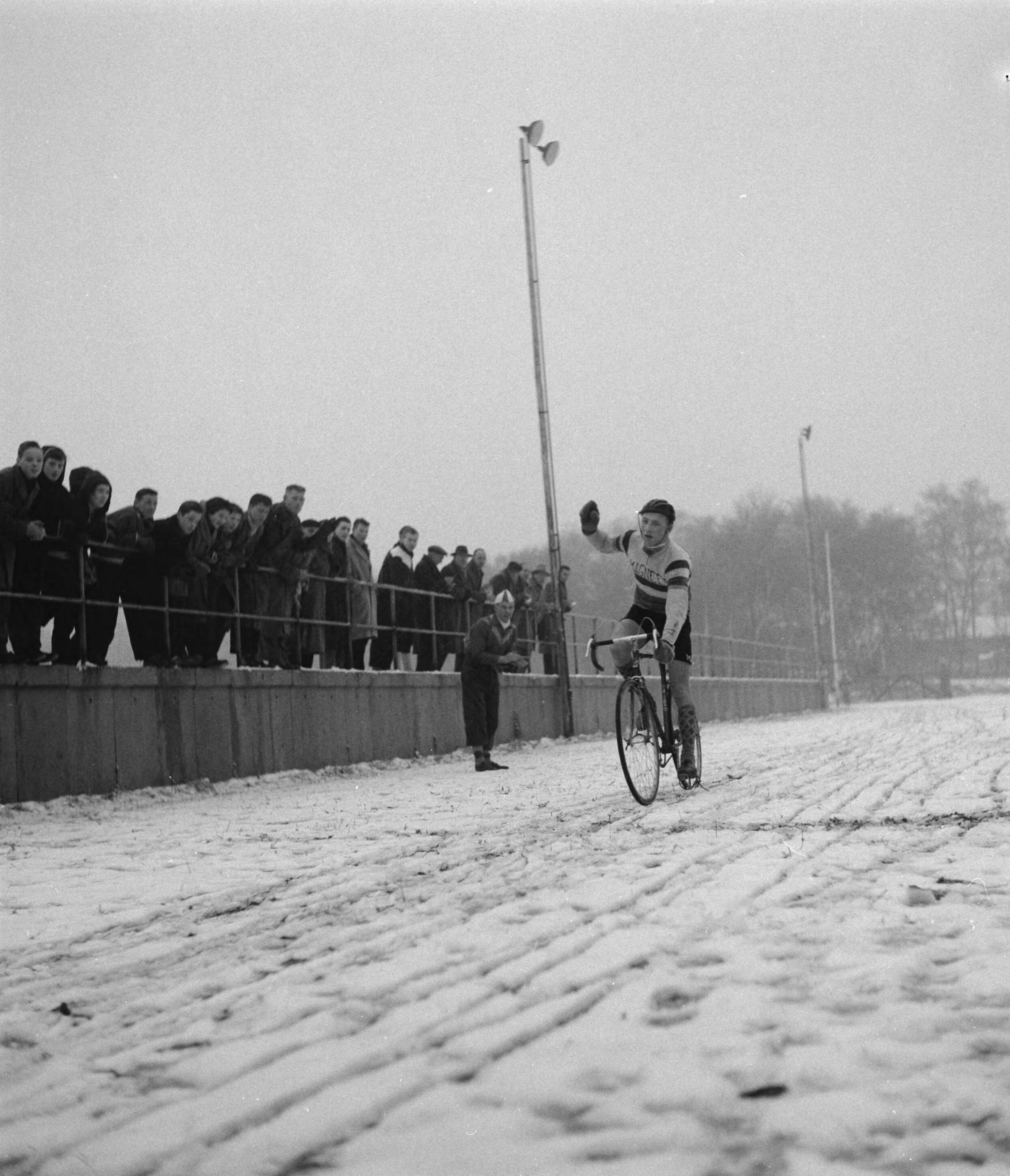 Fotocollectie Anefo — Cyclecrosswedstrijden op Duinhorst in Den Haag. Finish van winnaar Manus Brinkman uit Rotterdam — Foto: Rossem, Wim van / Anefo. Licentie: Set B: Rechtenvrij / Publiek Domein. Bron: Nationaal Archief. http://hdl.handle.net/10648/a942965c-d0b4-102d-bcf8-003048976d84