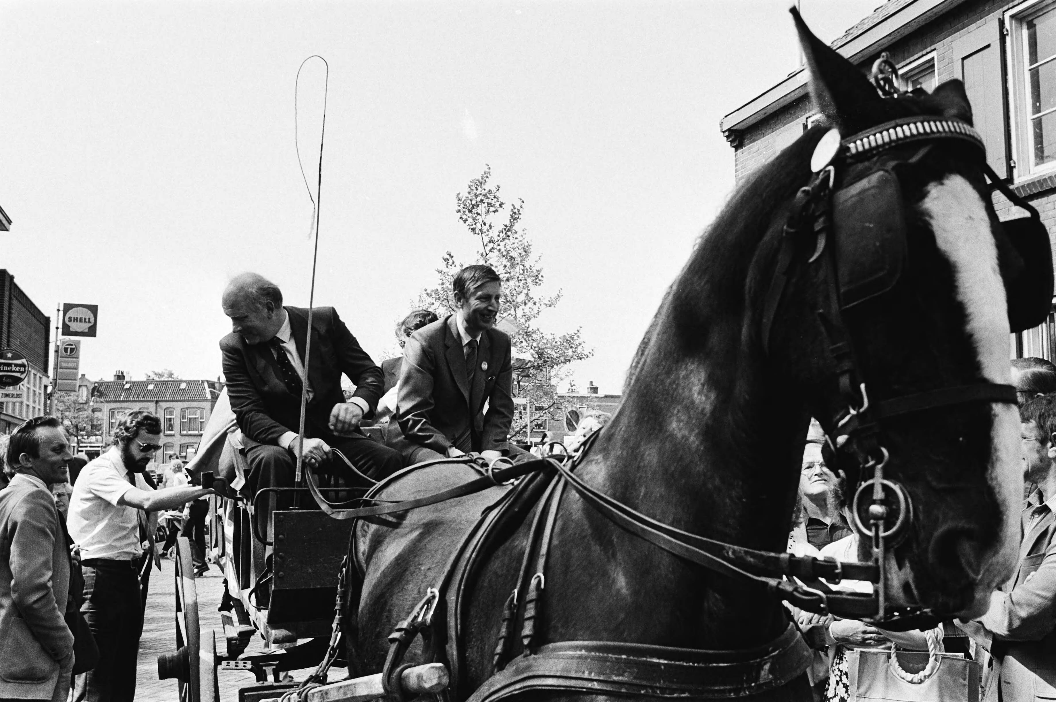Fotocollectie Anefo — Premier Van Agt bezoekt Woerden i.v.m. verkiezingscampag van CDA, Van Agt op een door een paard getrokken kar — Foto: Bogaerts, Rob / Anefo. Licentie: Set B: Rechtenvrij / Publiek Domein. Bron: Nationaal Archief. http://hdl.handle.net/10648/acfb9226-d0b4-102d-bcf8-003048976d84