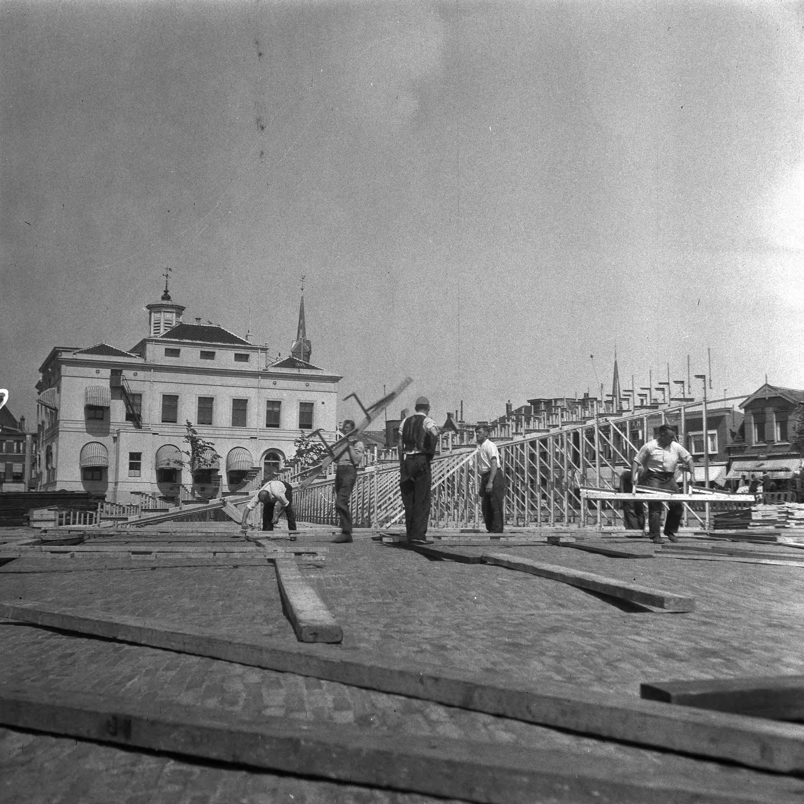 Fotocollectie Anefo — Tribunebouw in Zaandam. Czaar Peterherdenking — Foto: Wisman, Bram / Anefo. Licentie: Set B: Rechtenvrij / Publiek Domein. Bron: Nationaal Archief. http://hdl.handle.net/10648/a8aada56-d0b4-102d-bcf8-003048976d84