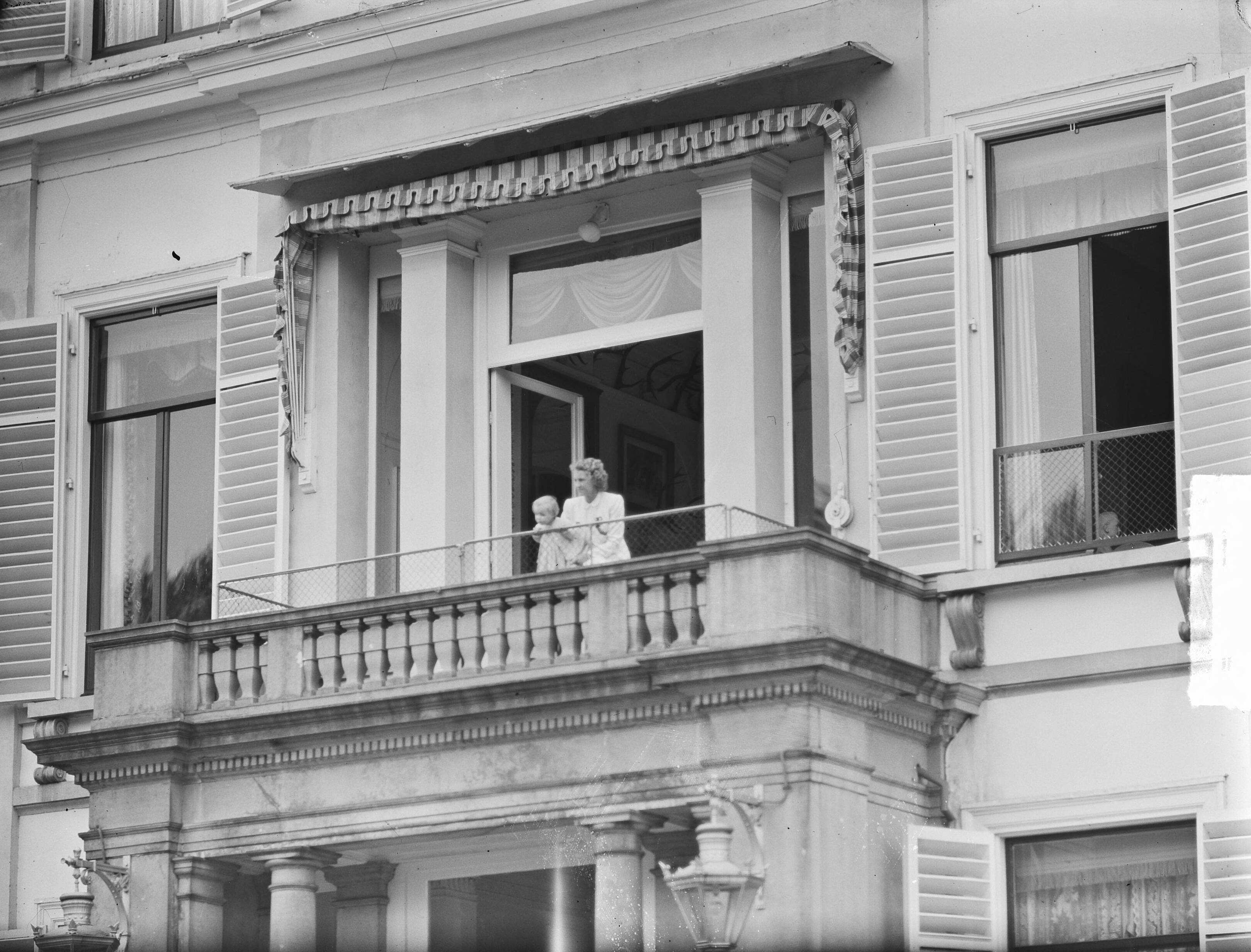 Fotocollectie Anefo — Soestdijk, Marijke op balkon — Foto: Noske, J.D. / Anefo. Licentie: Set B: Rechtenvrij / Publiek Domein. Bron: Nationaal Archief. http://hdl.handle.net/10648/a8ca8d24-d0b4-102d-bcf8-003048976d84