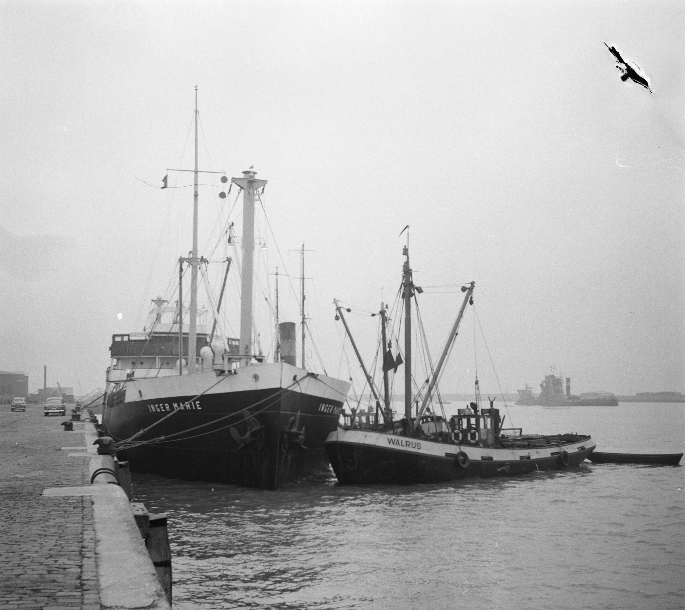 Fotocollectie Anefo — Noors schip "Inger Marie" lek in de haven van Vlissingen — Foto: Noske, J.D. / Anefo. Licentie: Set B: Rechtenvrij / Publiek Domein. Bron: Nationaal Archief. http://hdl.handle.net/10648/a8e58afc-d0b4-102d-bcf8-003048976d84