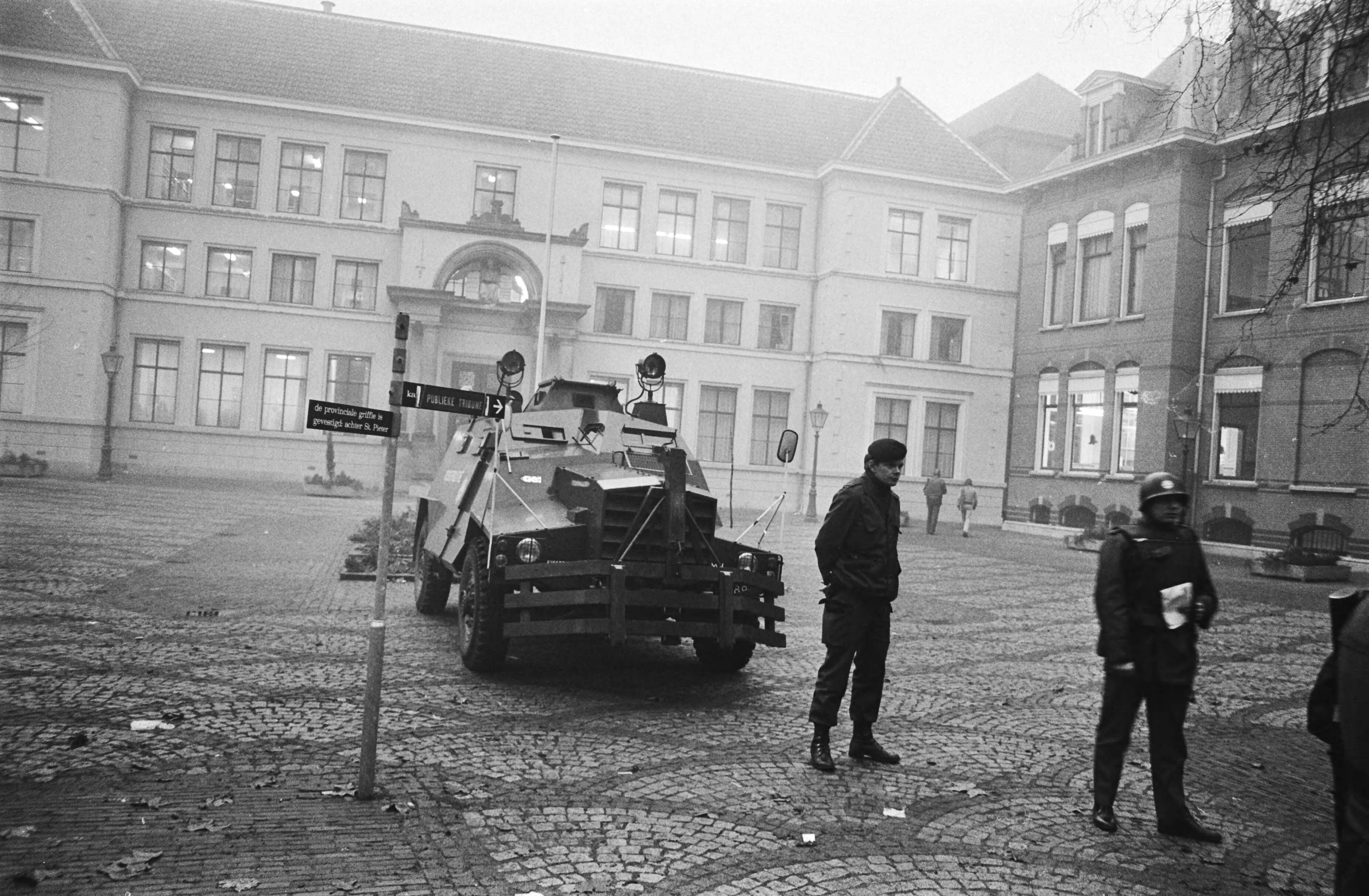 Fotocollectie Anefo — Berechting RAF-lid Kurt Folkerts in Utrecht; bewaking voor gerechtsgebouw — Foto: Bogaerts, Rob / Anefo. Licentie: Set B: Rechtenvrij / Publiek Domein. Bron: Nationaal Archief. http://hdl.handle.net/10648/aca8a412-d0b4-102d-bcf8-003048976d84