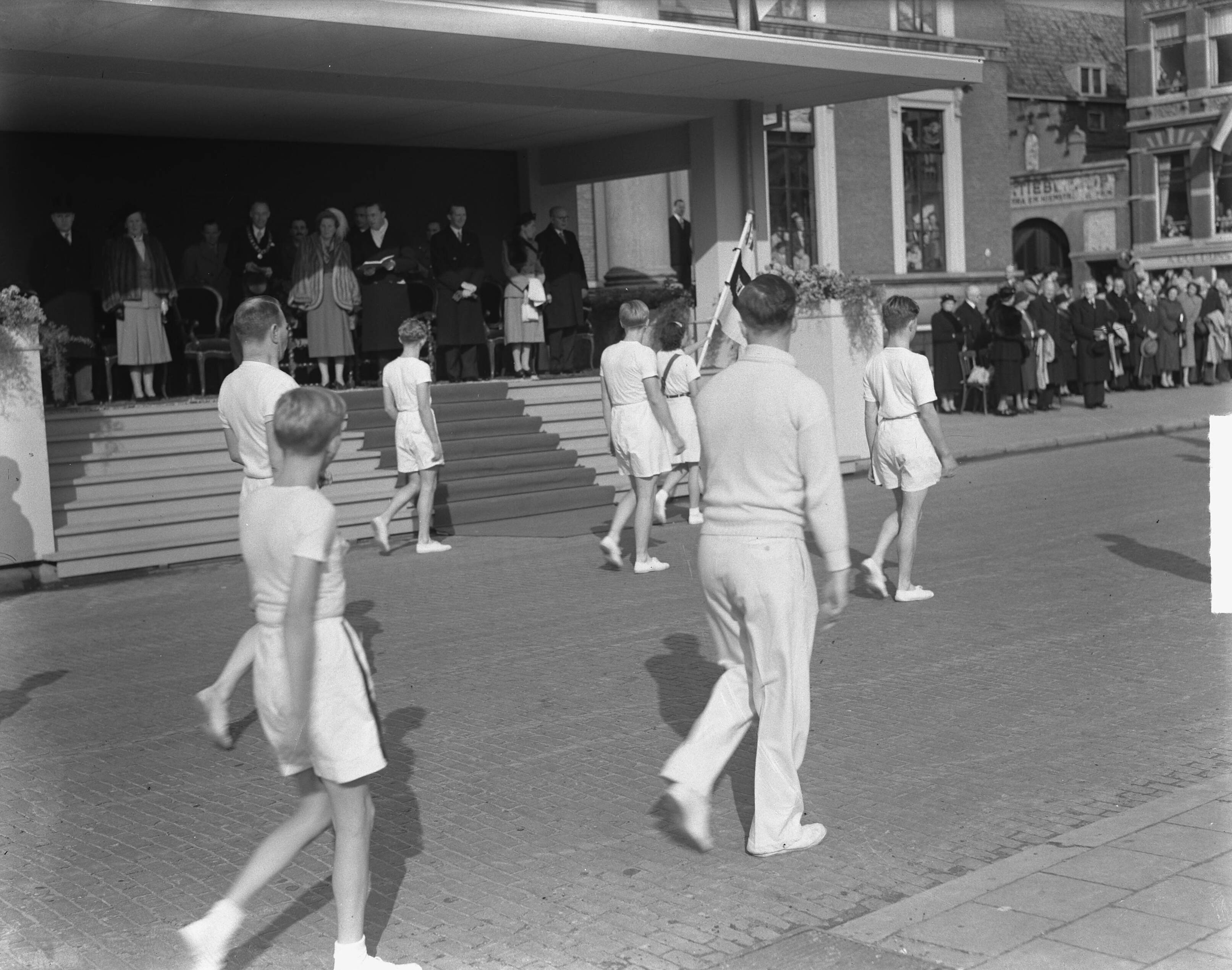 Koninklijk bezoek aan Friesland (1950) — Bezoek koningin Juliana en prins Bernhard aan Friesland. Defilé langs het bordes van het Paleis van Justitie aan het Zaailand te Leeuwarden — Foto: Noske, J.D. / Anefo. Licentie: Set B: Rechtenvrij / Publiek Domein. Bron: Nationaal Archief. http://hdl.handle.net/10648/a8dfcdb0-d0b4-102d-bcf8-003048976d84