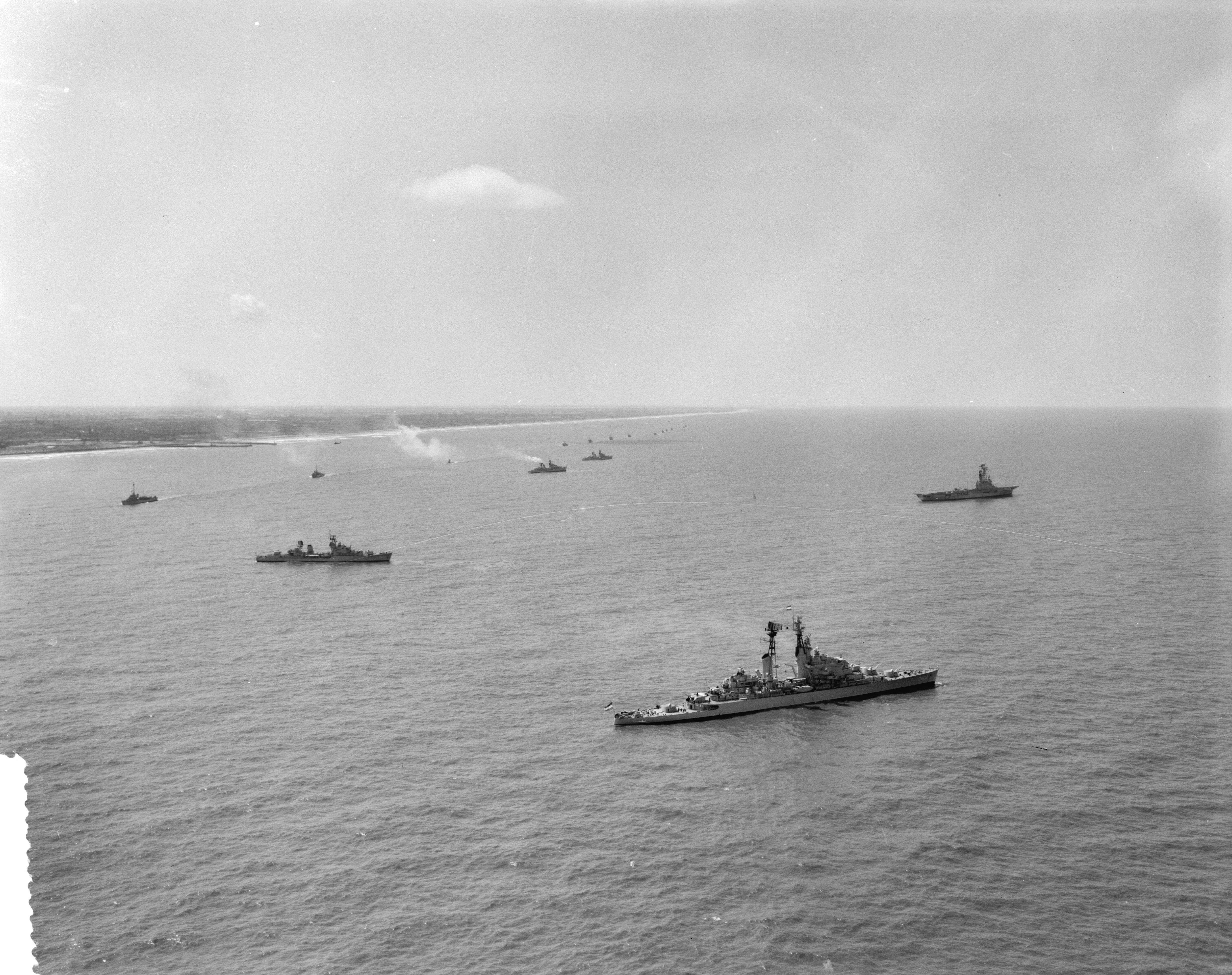 Fotocollectie Anefo — Vlootschouw bij Scheveningen (luchtopnamen) — Foto: Rossem, Wim van / Anefo. Licentie: Set B: Rechtenvrij / Publiek Domein. Bron: Nationaal Archief. http://hdl.handle.net/10648/a9db892a-d0b4-102d-bcf8-003048976d84