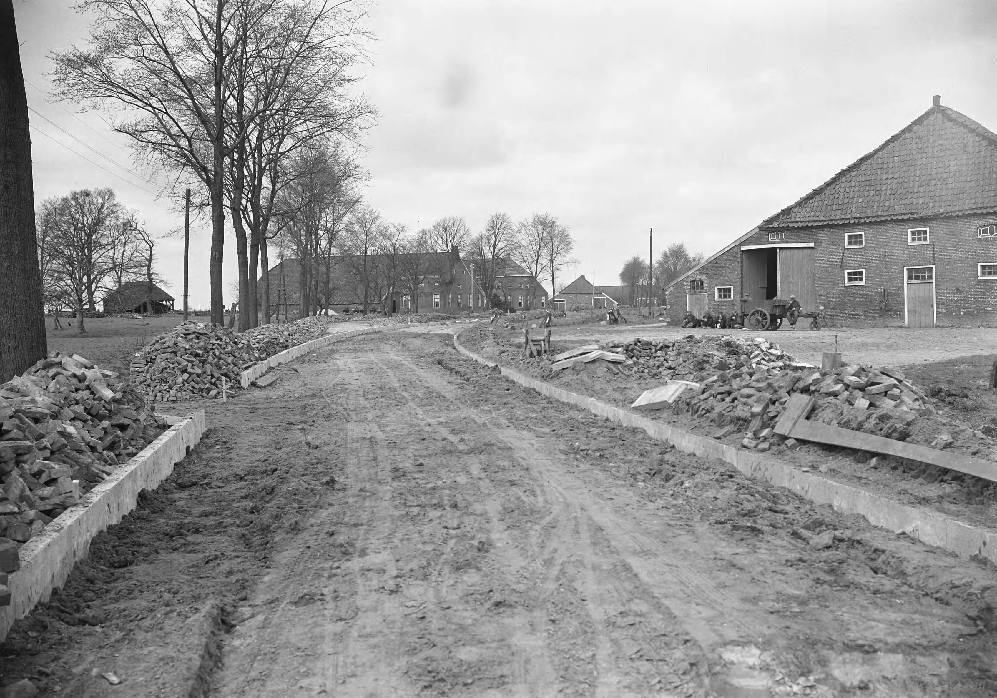 Fotocollectie Nederlandse Heidemaatschappij — Aanleg en verbeteren van wegen. Weg Sellingen-Jipsinghuizen — Foto: Fotograaf Onbekend / Heidemij. Licentie: Set B: Rechtenvrij / Publiek Domein. Bron: Nationaal Archief. http://hdl.handle.net/10648/ae438418-d0b4-102d-bcf8-003048976d84