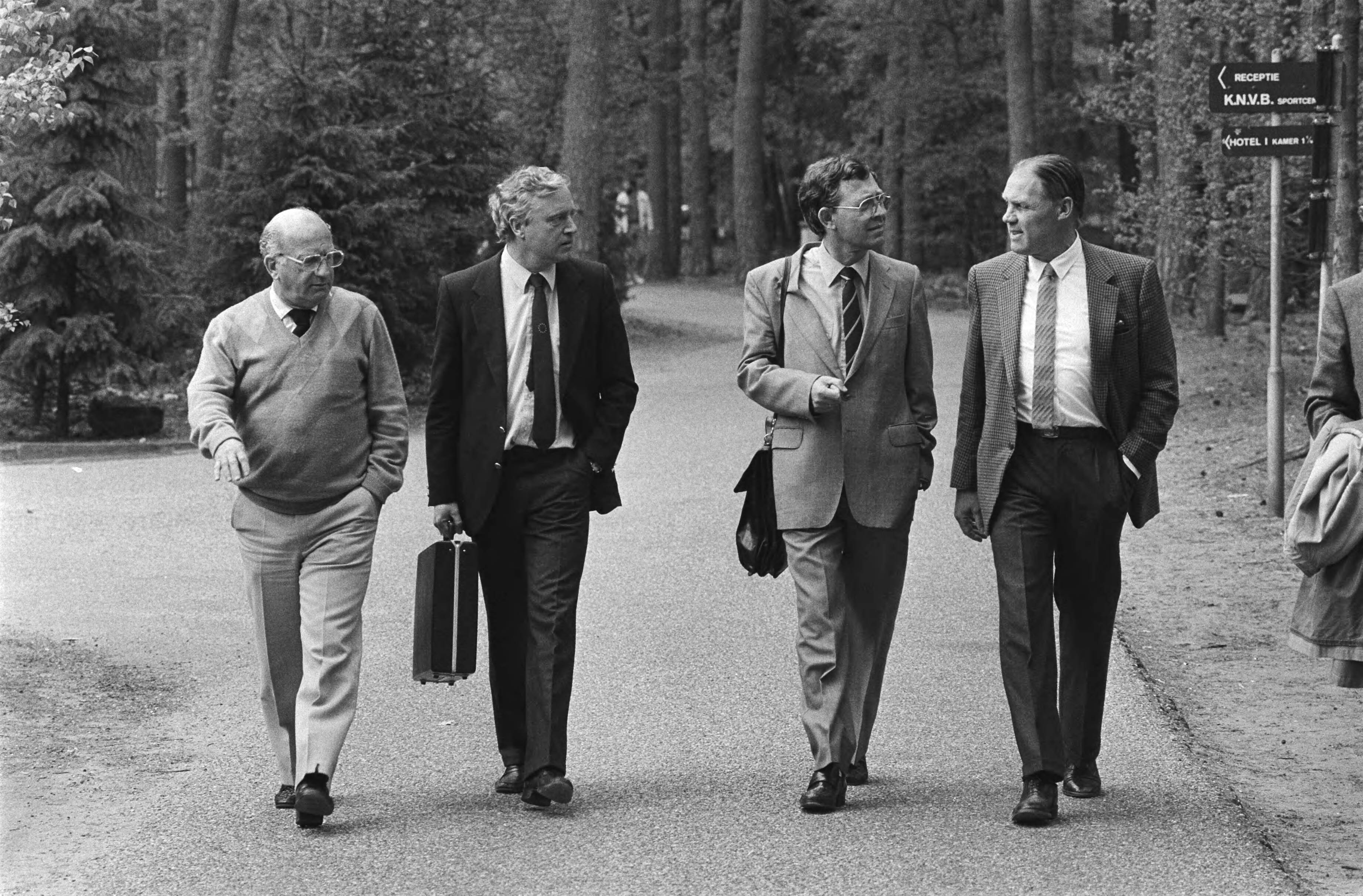 Fotocollectie Anefo — Zeist, Rinus Michels tekent contract als technisch coordinator bij de KNVB; op weg naar de ondertekening vln Rijvers, Wim Jesse, Huybregts en Michels — Foto: Antonisse, Marcel / Anefo. Licentie: Set B: Rechtenvrij / Publiek Domein. Bron: Nationaal Archief. http://hdl.handle.net/10648/ad38b660-d0b4-102d-bcf8-003048976d84