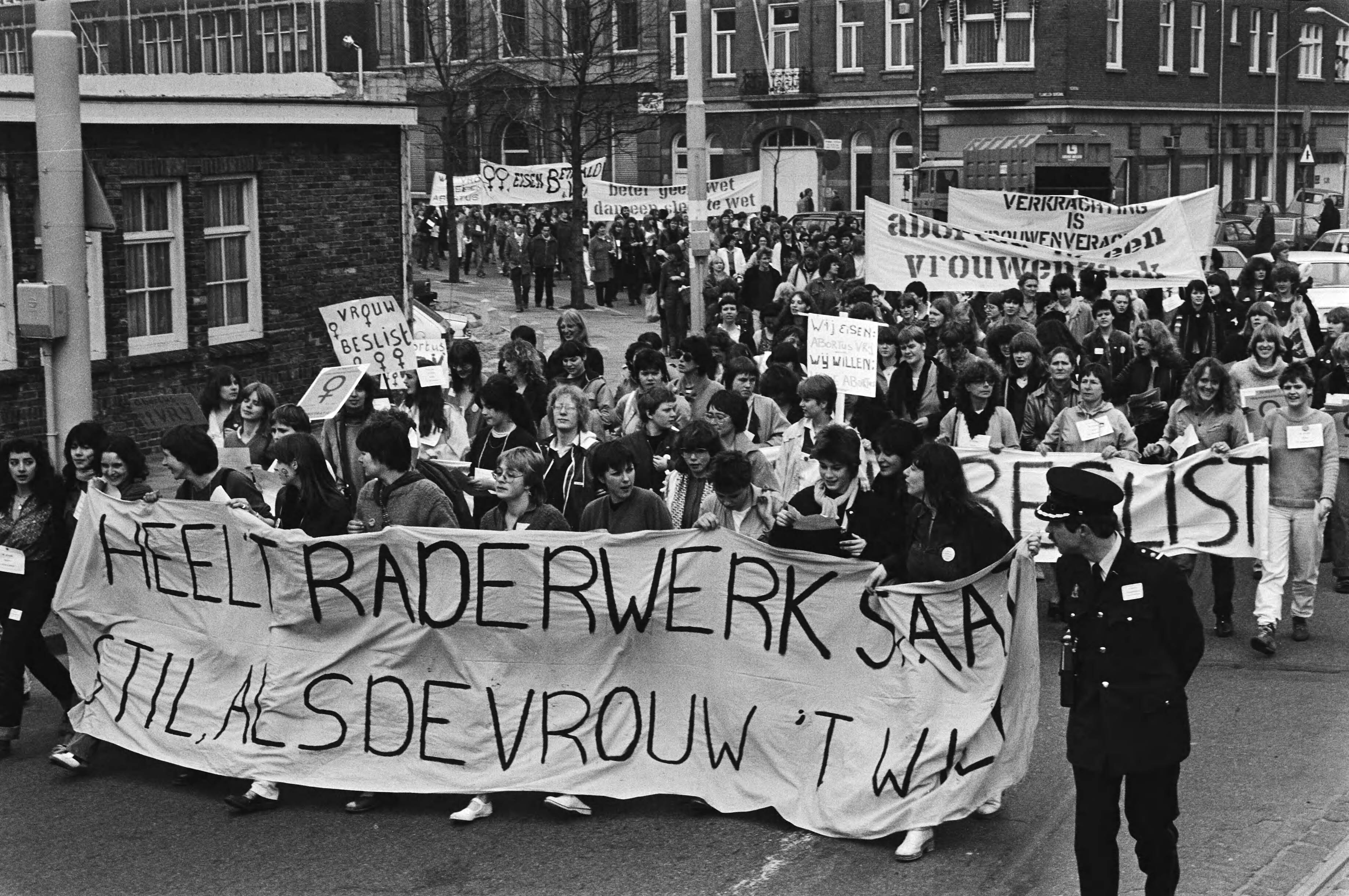 Fotocollectie Anefo — Landelijke vrouwenstakingsdag, in Den Haag werd i.v.m. landelijke vrouwenstakingsdag dem., — Foto: Dijk, Hans van / Anefo. Licentie: Set B: Rechtenvrij / Publiek Domein. Bron: Nationaal Archief. http://hdl.handle.net/10648/acf84828-d0b4-102d-bcf8-003048976d84
