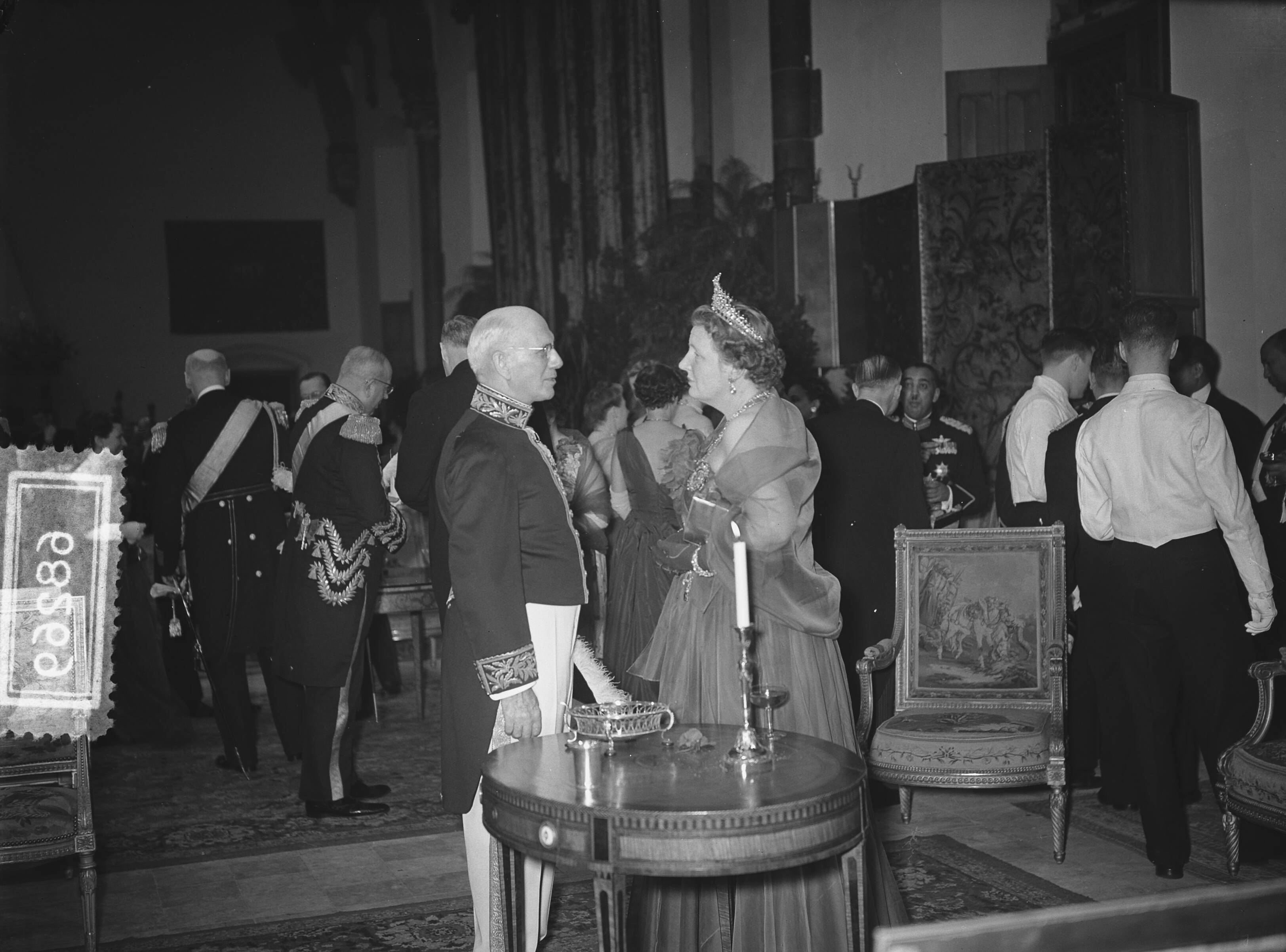 Staatsbezoek van Keizer Haile Selassie van Ethiopië — Bezoek Keizer Selassie, tweede dag, ontvangst in de Ridderzaal te Den Haag — Foto: Bilsen, Joop van / Anefo. Licentie: Set B: Rechtenvrij / Publiek Domein. Bron: Nationaal Archief. http://hdl.handle.net/10648/a92c7d04-d0b4-102d-bcf8-003048976d84