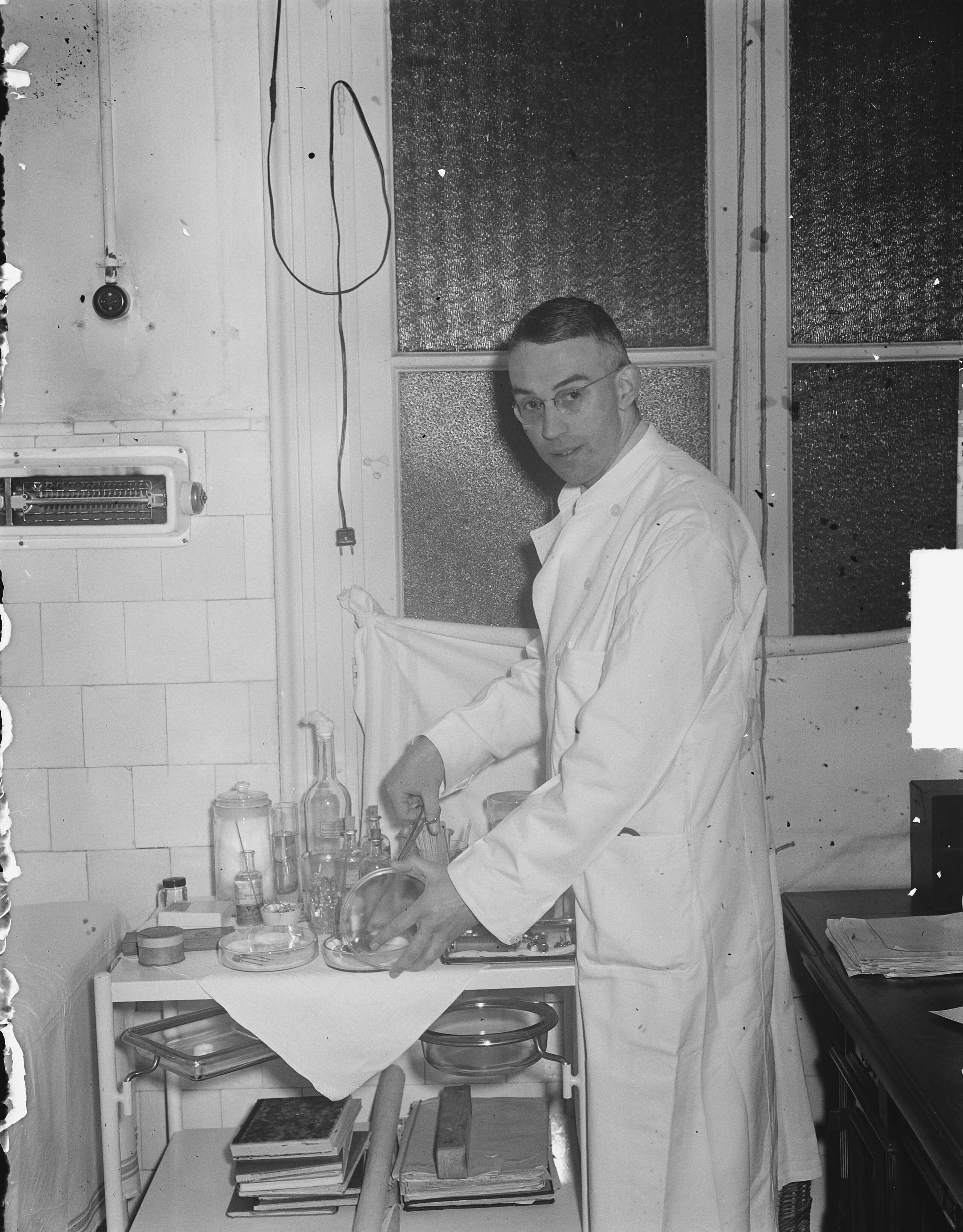 Fotocollectie Anefo — Dr. G. Blomhert, geneesheer-directeur van het Gemeenteziekenhuis van Den Haag — Foto: Vogel, Carel L. de / Anefo. Licentie: Set B: Rechtenvrij / Publiek Domein. Bron: Nationaal Archief. http://hdl.handle.net/10648/a8e588a4-d0b4-102d-bcf8-003048976d84