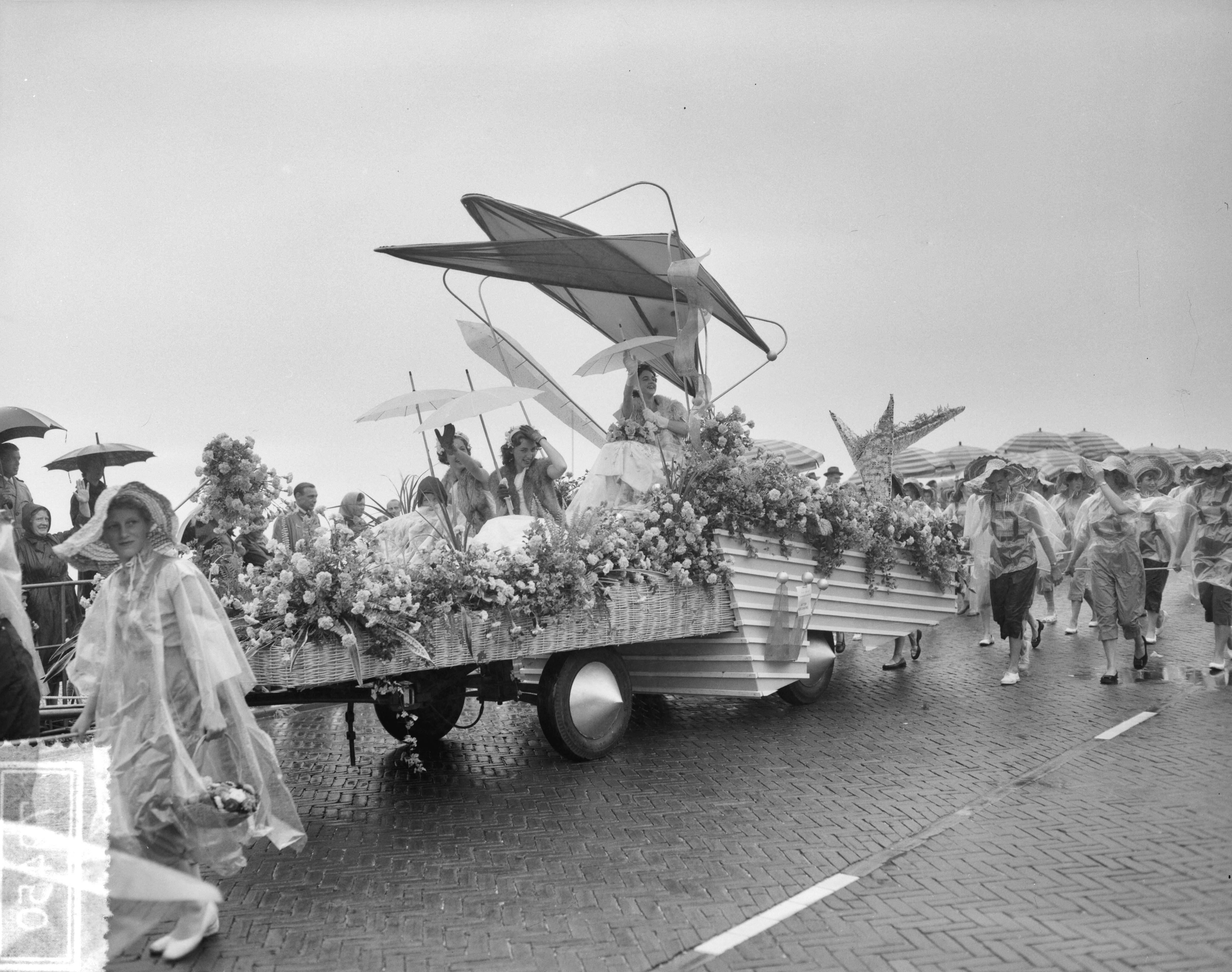 Fotocollectie Anefo — Bloemencorso op de boulevard van Scheveningen. Praalwagen met Haagse bloemenkoningin Amanda — Foto: Bilsen, Joop van / Anefo. Licentie: Set B: Rechtenvrij / Publiek Domein. Bron: Nationaal Archief. http://hdl.handle.net/10648/a94d4692-d0b4-102d-bcf8-003048976d84
