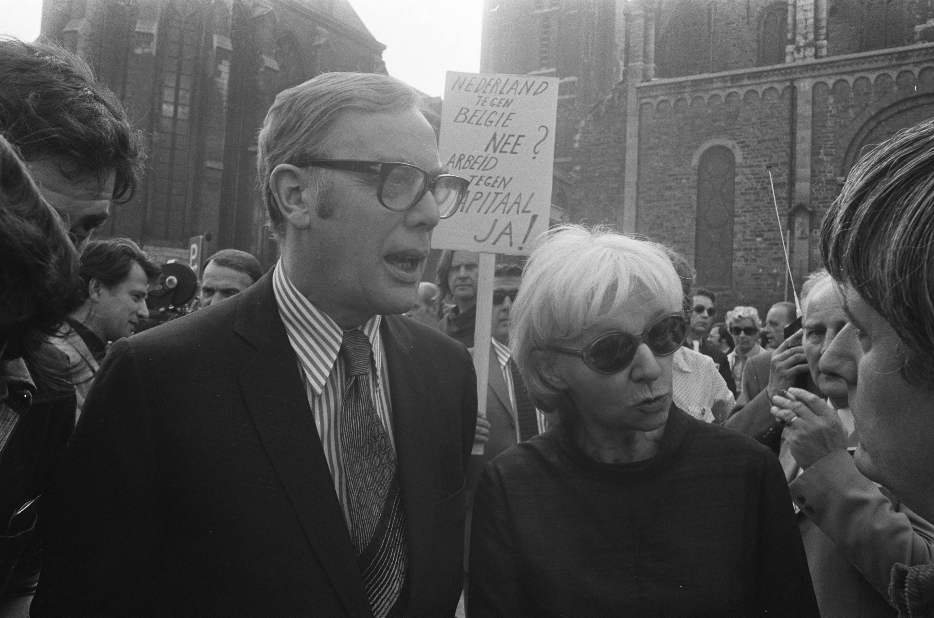 Fotocollectie Anefo — Demonstratie in Maastricht tegen de bouw van olieraffinaderij in het Belgische Ternaaien, Trip (links) mevrouw Vorrink (met zonnebril) bij demonstranten / — Foto: Punt, W. / Anefo. Licentie: Set B: Rechtenvrij / Publiek Domein. Bron: Nationaal Archief. http://hdl.handle.net/10648/ac38c0de-d0b4-102d-bcf8-003048976d84