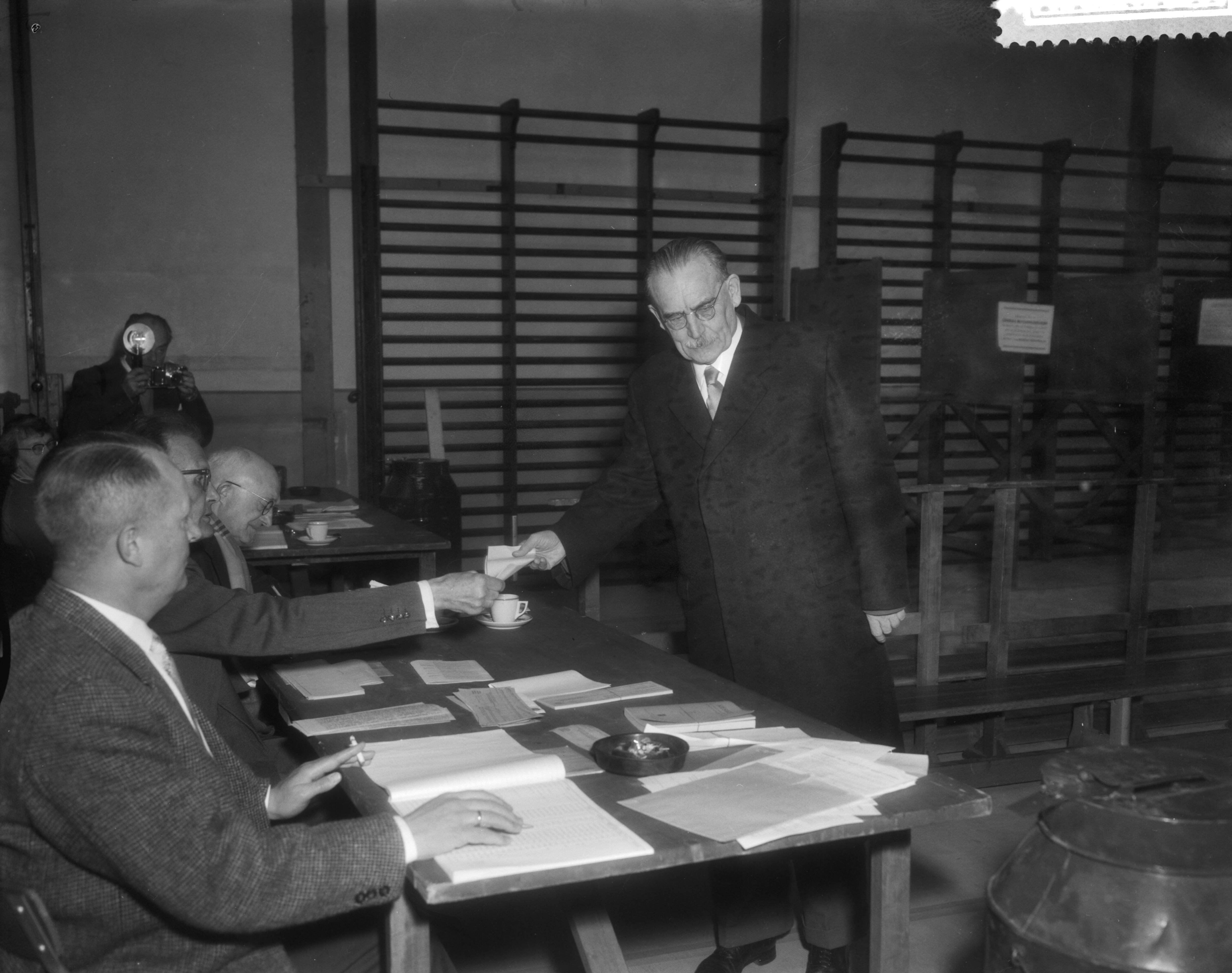 Fotocollectie Anefo — Verkiezingen. Oud-premier dr. W. Drees brengt zijn stem uit in Den Haag — Foto: Pot, Harry / Anefo. Licentie: Set B: Rechtenvrij / Publiek Domein. Bron: Nationaal Archief. http://hdl.handle.net/10648/a98f7238-d0b4-102d-bcf8-003048976d84