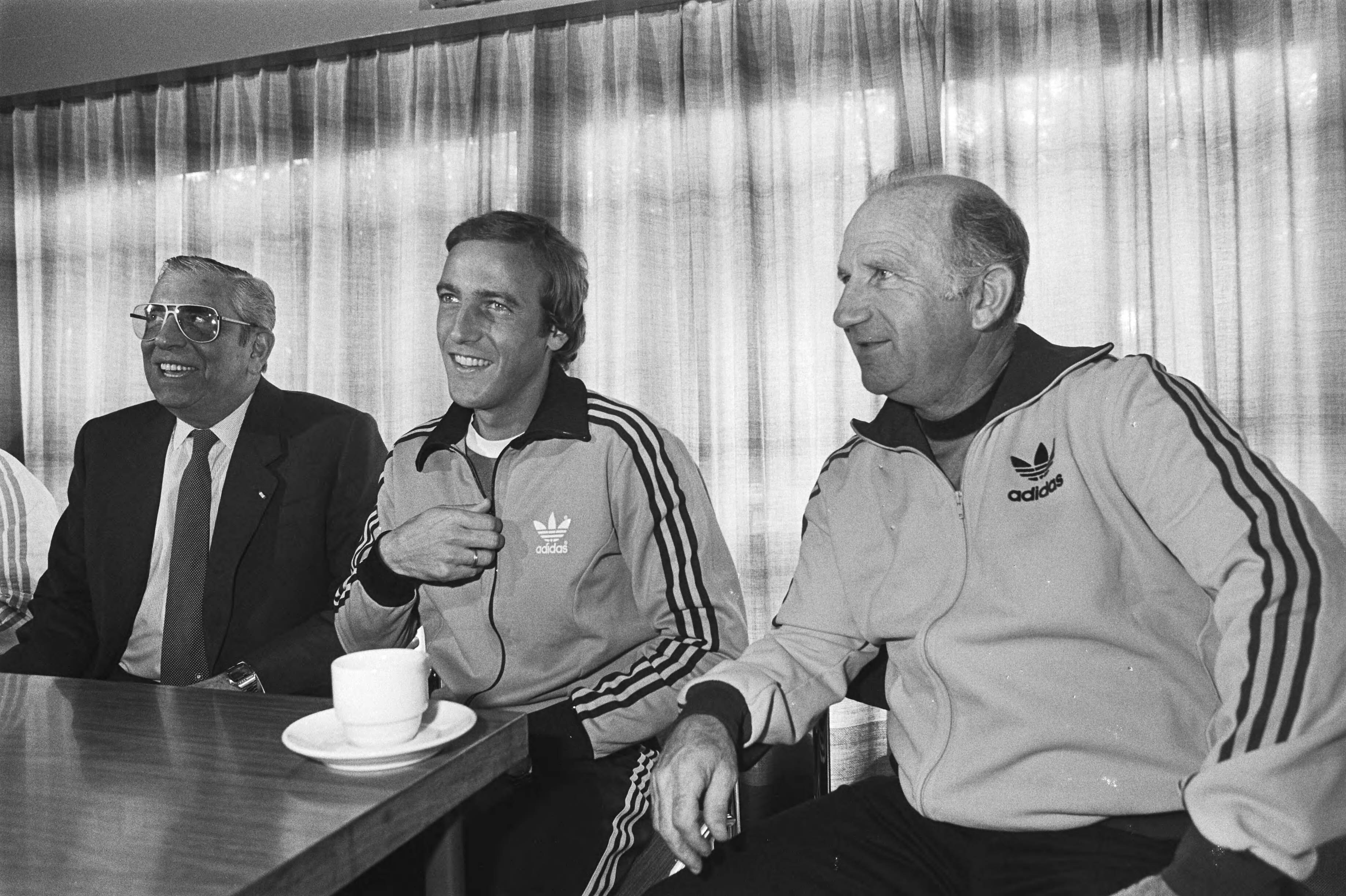 Training van Johan Neeskens in Zeist om eventueel a.s. woensdag in het Nederlands elftal te spelen — Jaap van Praag, Johan Neeskens en Kees Rijvers (van links naar rechts) tijdens de persconferentie — Foto: Dijk, Hans van / Anefo. Licentie: Set B: Rechtenvrij / Publiek Domein. Bron: Nationaal Archief. http://hdl.handle.net/10648/ad05bf58-d0b4-102d-bcf8-003048976d84
