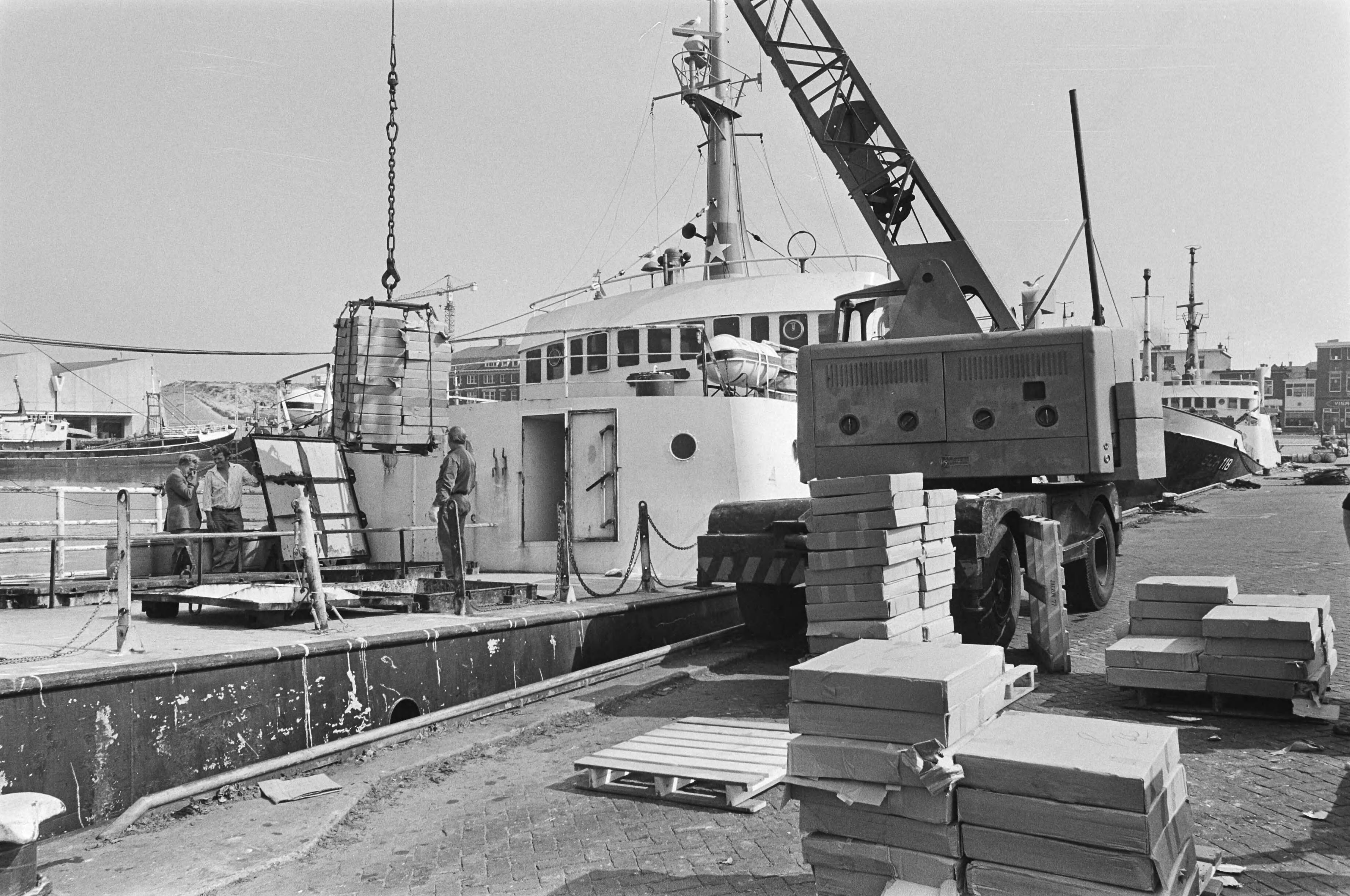 Fotocollectie Anefo — Nederlandse haringvloot ligt definitief stil; haringschepen in Scheveningse haven — Foto: Peters, Hans / Anefo. Licentie: Set B: Rechtenvrij / Publiek Domein. Bron: Nationaal Archief. http://hdl.handle.net/10648/ac9ef3f4-d0b4-102d-bcf8-003048976d84