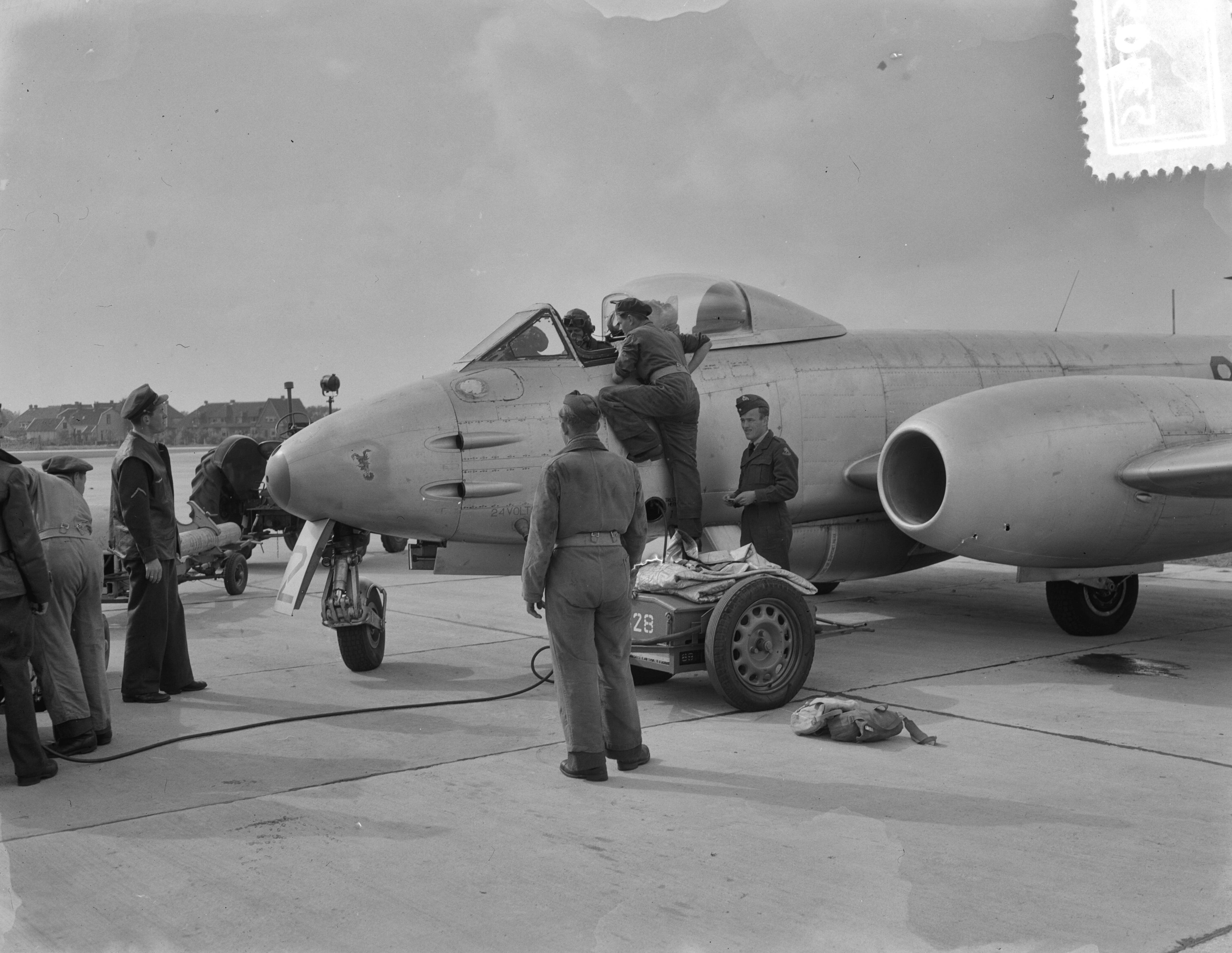 Luchtmachtoefening Soesterberg — Luchtmachtoefening Soesterberg. Instijgen — Foto: Consenheim, Wim / Anefo. Licentie: Set B: Rechtenvrij / Publiek Domein. Bron: Nationaal Archief. http://hdl.handle.net/10648/a8ffad1a-d0b4-102d-bcf8-003048976d84