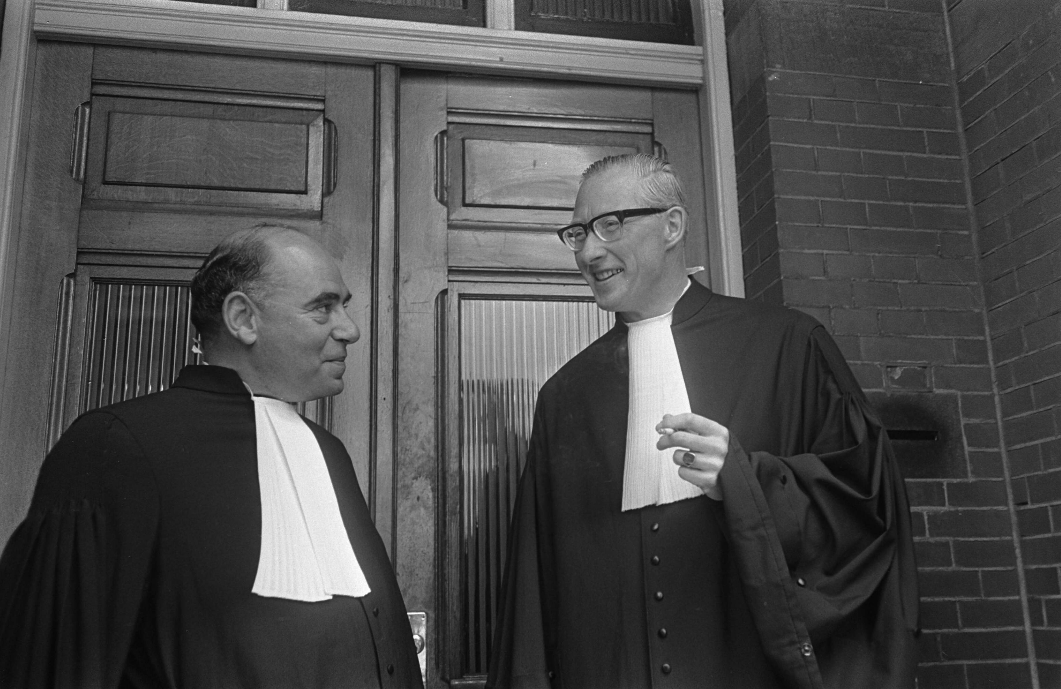 Fotocollectie Anefo — Vervoerders contra de Staat voor de zitting. Links mr. R. J. Polak (vervoerders), rechts mr. S. J. Gratema (advocaat Staat der Nederlanden) te Den Haag — Foto: Koch, Eric / Anefo. Licentie: Set B: Rechtenvrij / Publiek Domein. Bron: Nationaal Archief. http://hdl.handle.net/10648/ab3ff206-d0b4-102d-bcf8-003048976d84