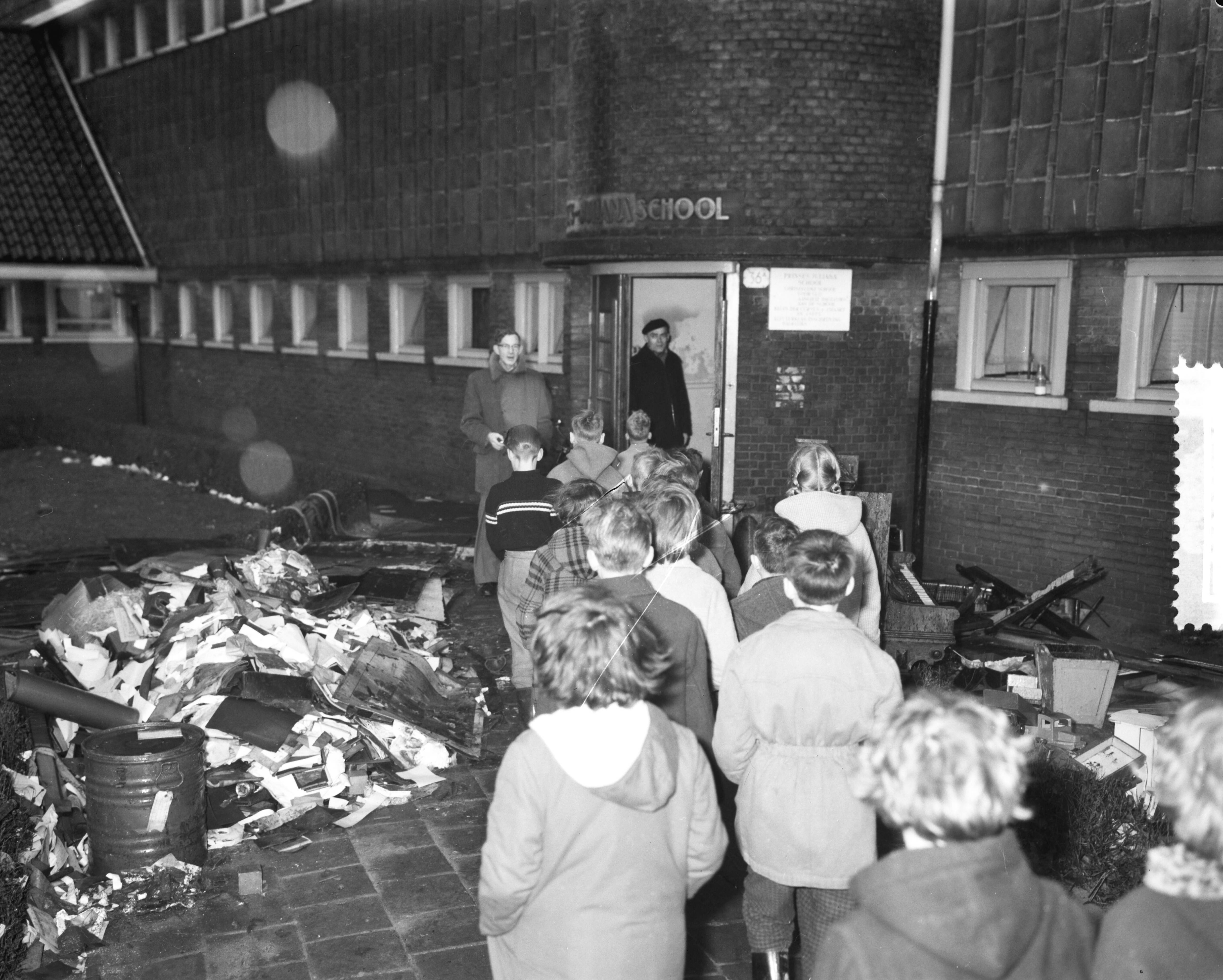 Ramp Tuindorp Oostzaan — Ramp Tuindorp Oostzaan, de terugkeer. De school gaat weer aan — Foto: Rossem, Wim van / Anefo. Licentie: Set B: Rechtenvrij / Publiek Domein. Bron: Nationaal Archief. http://hdl.handle.net/10648/a9a6e882-d0b4-102d-bcf8-003048976d84