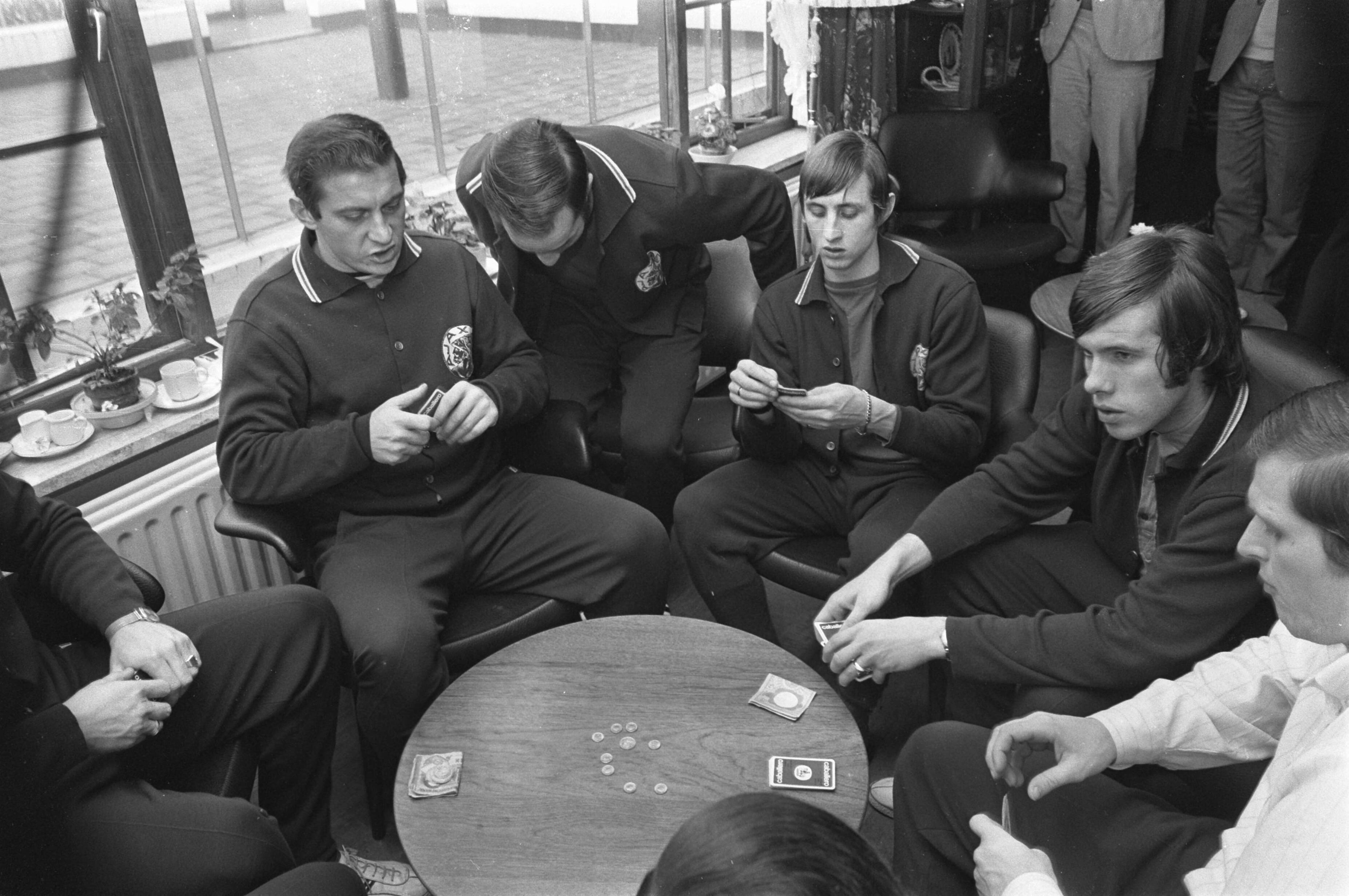 Fotocollectie Anefo — Ajax verblijft in Hotel Duinoord te Wassenaar voor wedstrijd tegen Napoli. Spelers spelen kaart. Vlnr. Velibor Vasovic, [onbekend], Johan Cruijff, Dick van Dijk, Piet Keizer — Foto: Verhoeff, Bert / Anefo. Licentie: Set B: Rechtenvrij / Publiek Domein. Bron: Nationaal Archief. http://hdl.handle.net/10648/ab89dc4a-d0b4-102d-bcf8-003048976d84