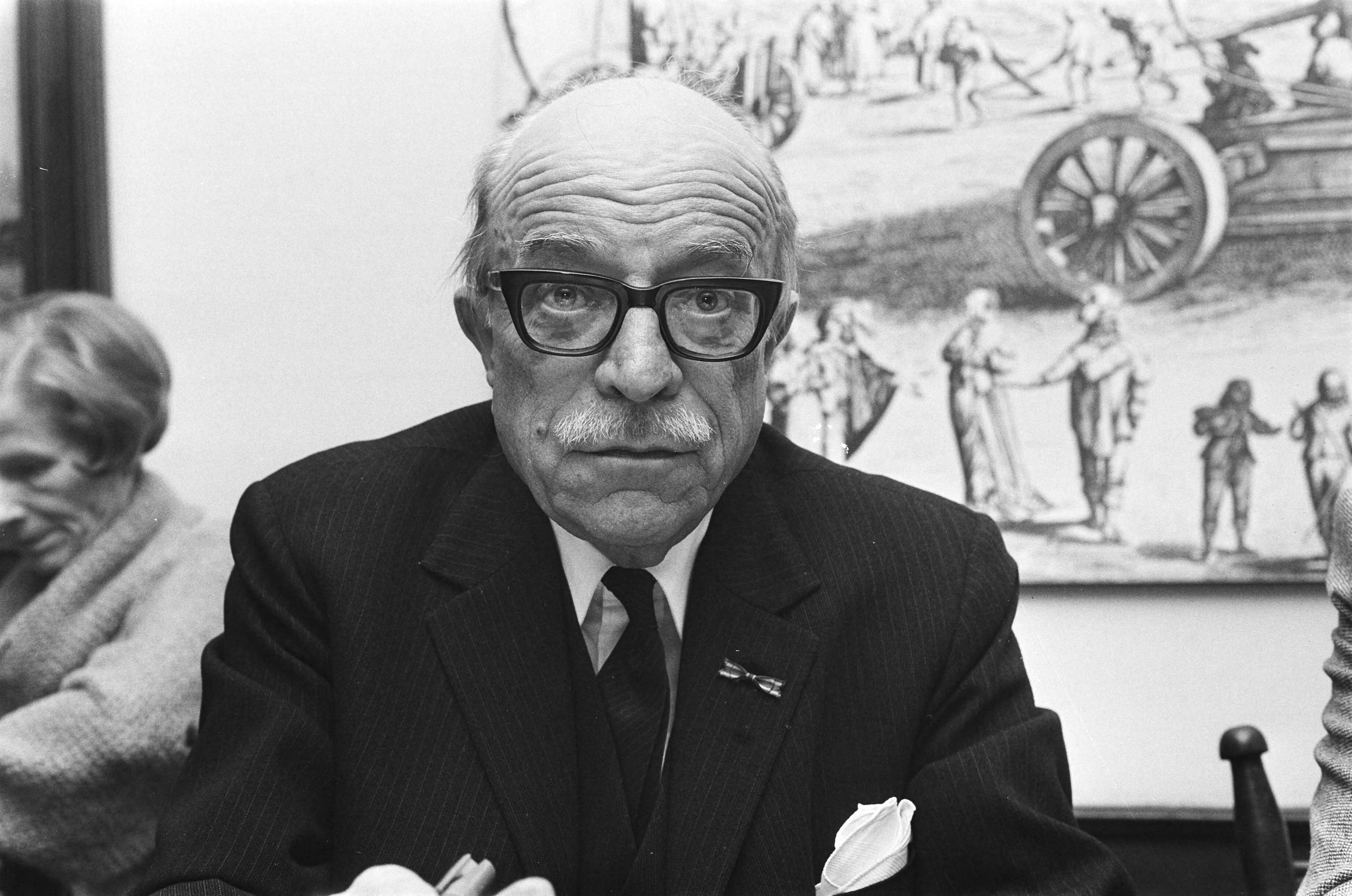 Fotocollectie Anefo — Prof. Belinfante presenteert boek "In plaats van bijltjesdag" ( Den Haag ); prof. Duynstee (kop) — Foto: Croes, Rob C. / Anefo. Licentie: Set B: Rechtenvrij / Publiek Domein. Bron: Nationaal Archief. http://hdl.handle.net/10648/acc16308-d0b4-102d-bcf8-003048976d84