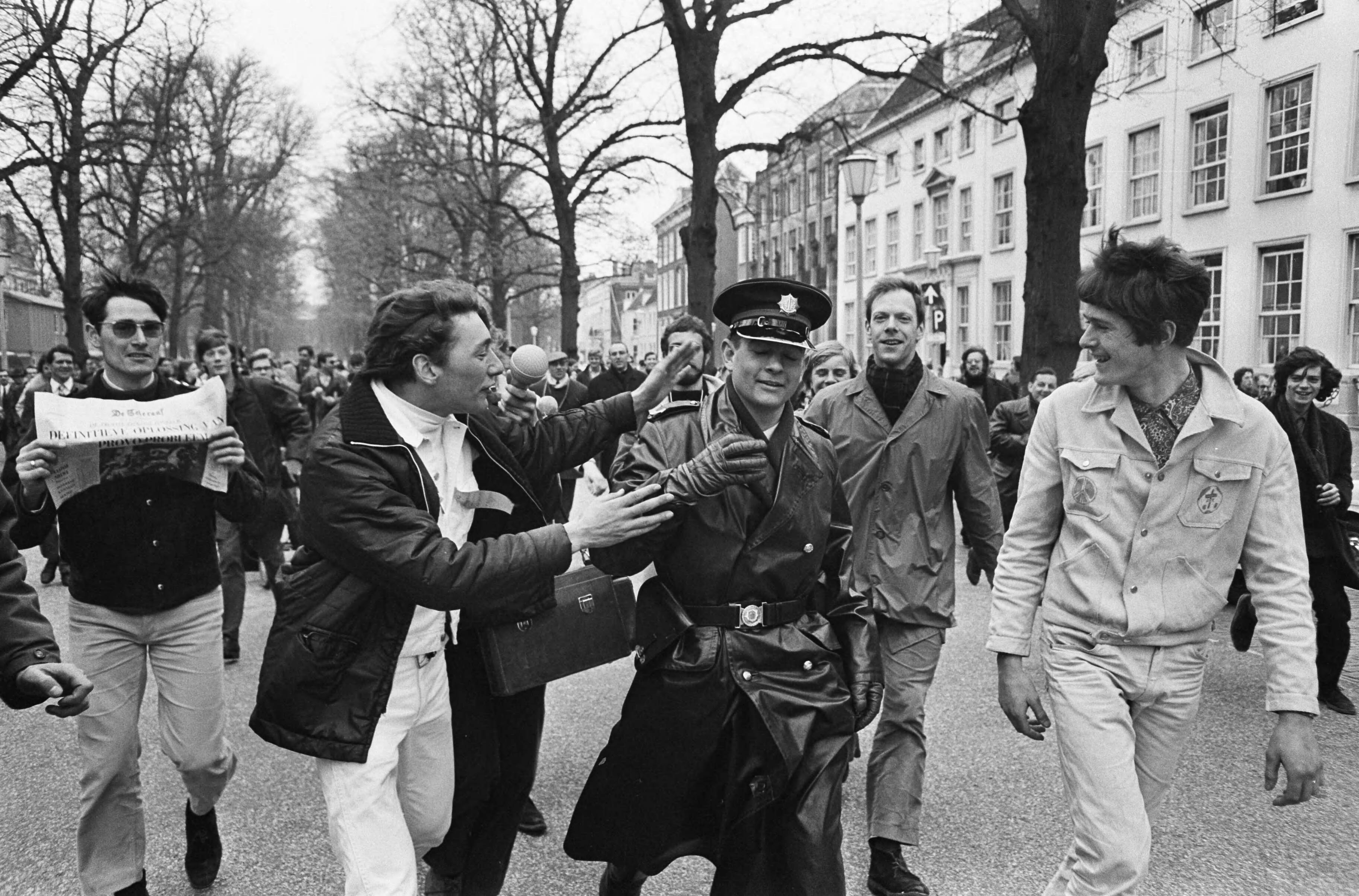 Fotocollectie Anefo — Pro-Vietnam demonstratie in Den Haag , mensen jouwen agent uit — Foto: Kroon, Ron / Anefo. Licentie: Set B: Rechtenvrij / Publiek Domein. Bron: Nationaal Archief. http://hdl.handle.net/10648/ab1617ba-d0b4-102d-bcf8-003048976d84