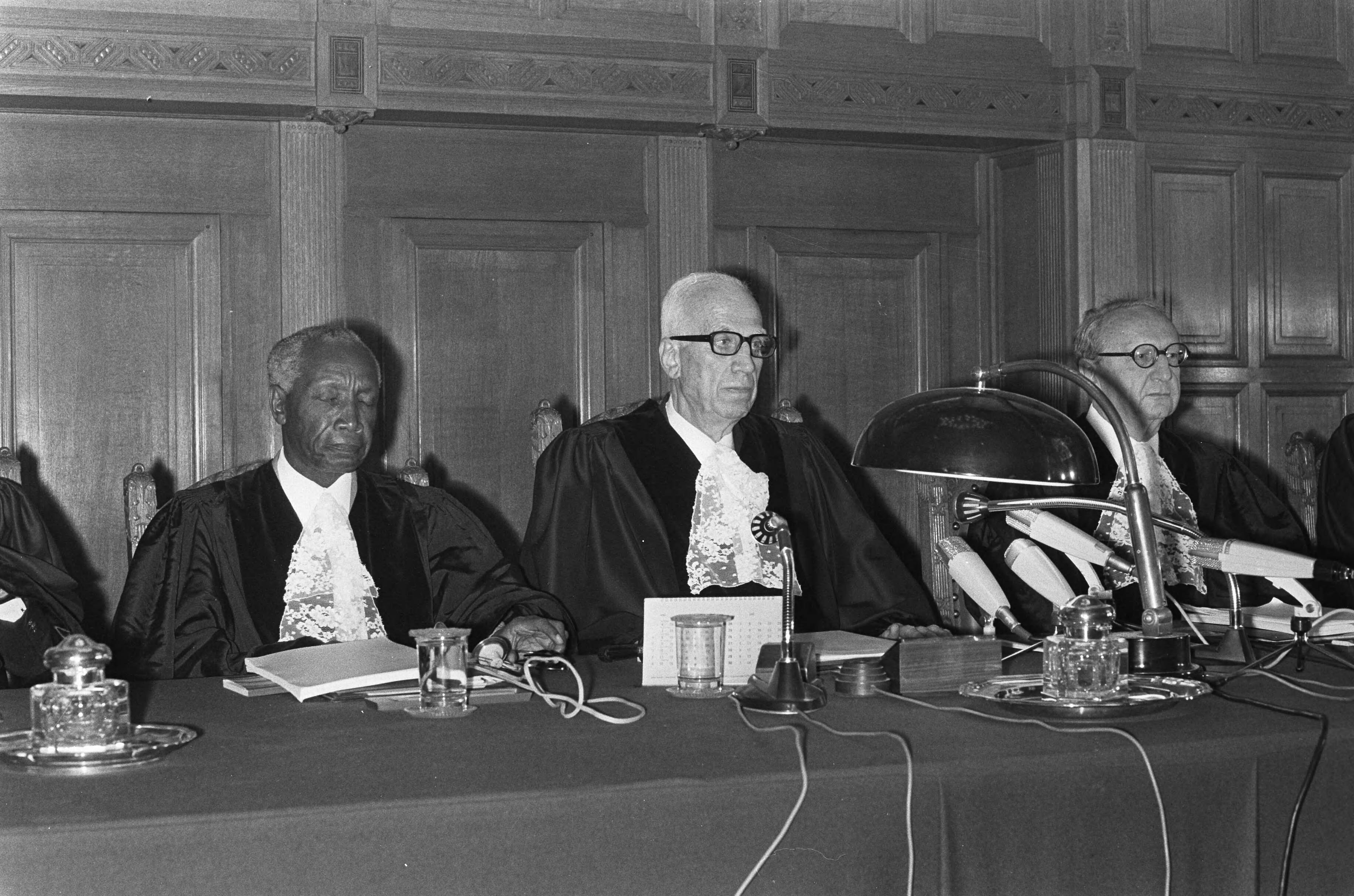 Fotocollectie Anefo — Internationaal Hof van Justitie te Den Haag doet uitspraak over klacht van Australie i.v.m. Franse kernproeven, v.l.n.r. rechters Forster, Vice — Foto: Peters, Hans / Anefo. Licentie: Set B: Rechtenvrij / Publiek Domein. Bron: Nationaal Archief. http://hdl.handle.net/10648/ac2fd3a2-d0b4-102d-bcf8-003048976d84