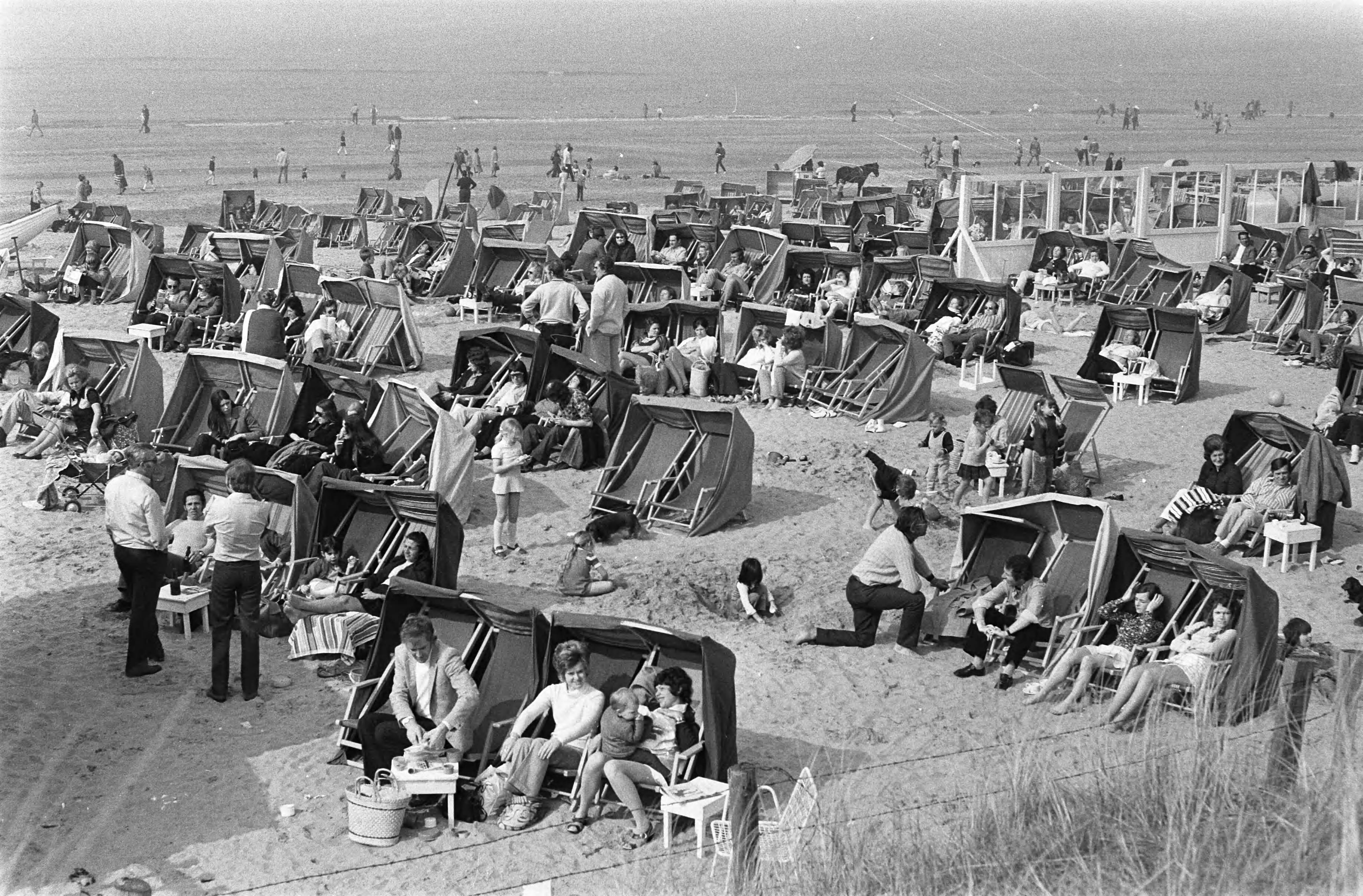 Fotocollectie Anefo — Drukte op strand van Zandvoort — Foto: Peters, Hans / Anefo. Licentie: Set B: Rechtenvrij / Publiek Domein. Bron: Nationaal Archief. http://hdl.handle.net/10648/abe43ae6-d0b4-102d-bcf8-003048976d84