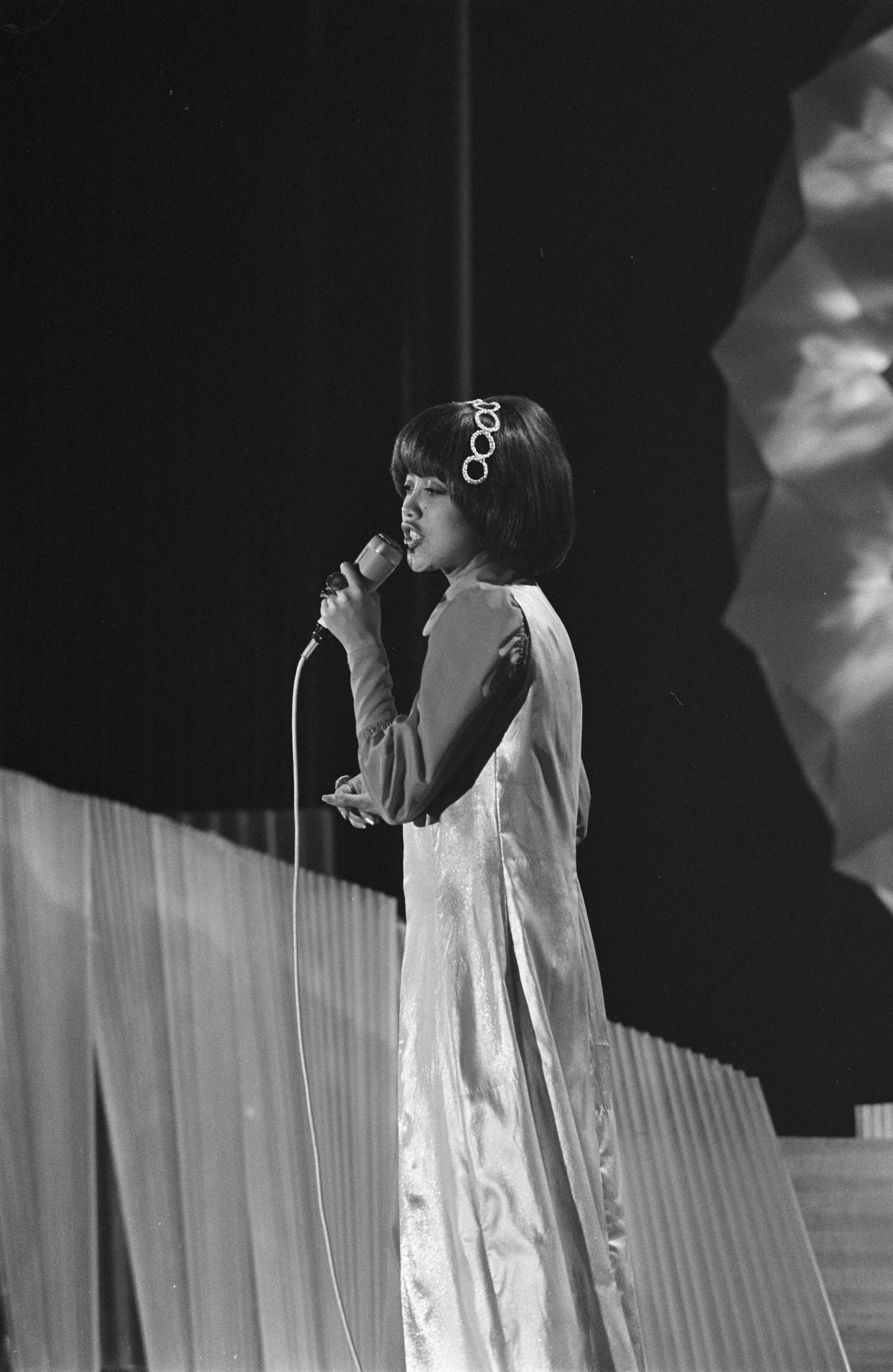 Fotocollectie Anefo — Nationale finale Eurovisie Songfestival in Nederlands Congresgebouw in Den Haag .Sandra Reemer — Foto: Mieremet, Rob / Anefo. Licentie: Set B: Rechtenvrij / Publiek Domein. Bron: Nationaal Archief. http://hdl.handle.net/10648/ab8d00dc-d0b4-102d-bcf8-003048976d84
