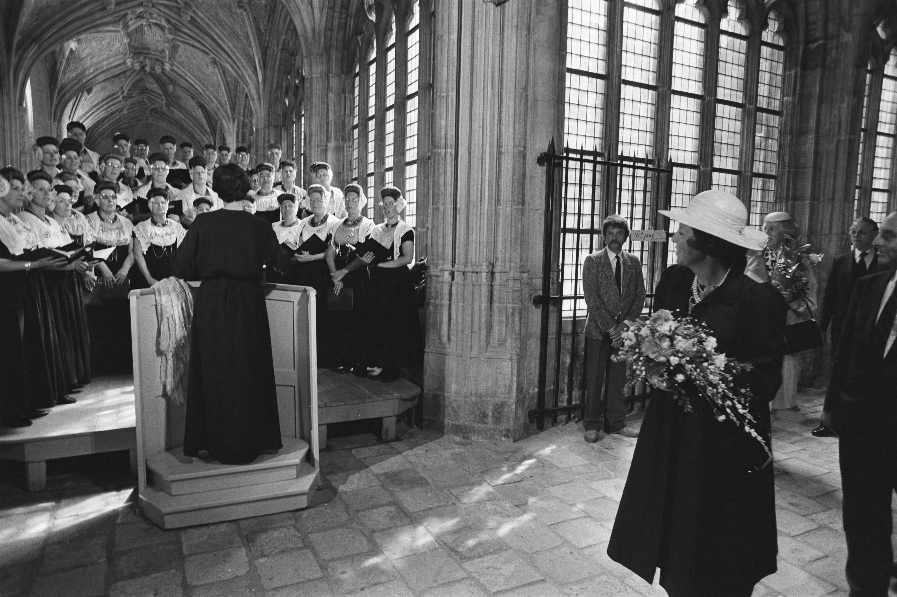 Fotocollectie Anefo — Koningin Beatrix en Prins Claus bij Nationale herdenkingsmanifestatie in Middelburg; Koningin Beatrix kijkt naar een in Nieuwe Kerk opgesteld vrouwen / — Foto: Bogaerts, Rob / Anefo. Licentie: Set B: Rechtenvrij / Publiek Domein. Bron: Nationaal Archief. http://hdl.handle.net/10648/ad385b8e-d0b4-102d-bcf8-003048976d84
