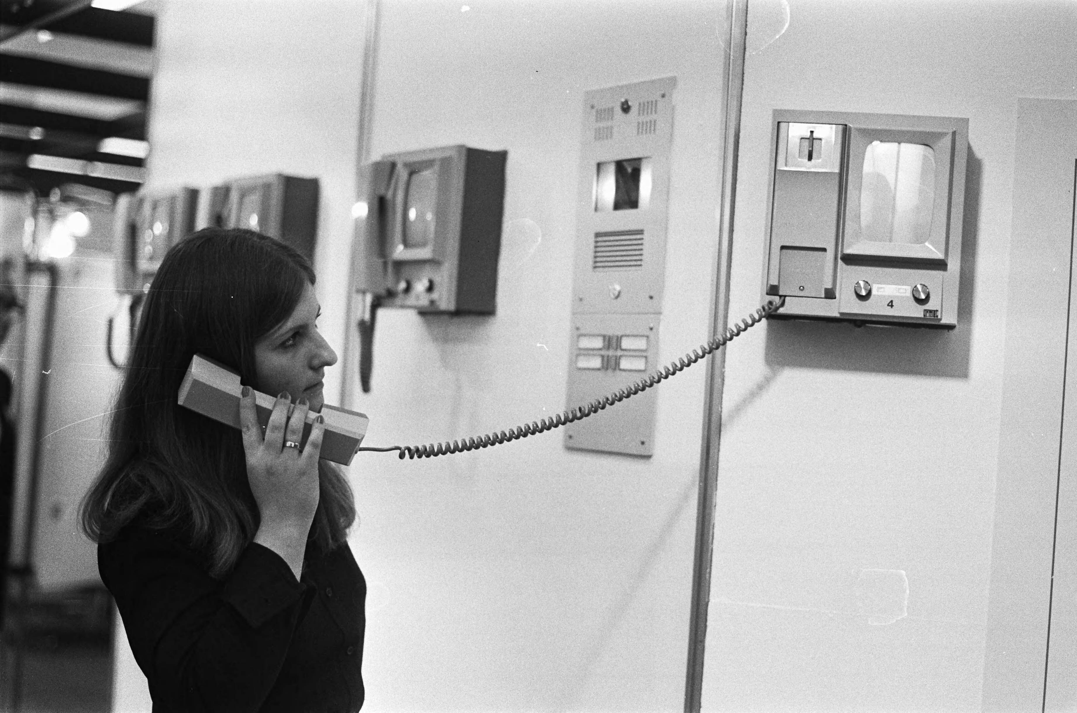 Fotocollectie Anefo — Security75 in Jaarbeurs Utrecht, monitor voor huiselijk gebruik — Foto: Peters, Hans / Anefo. Licentie: Set B: Rechtenvrij / Publiek Domein. Bron: Nationaal Archief. http://hdl.handle.net/10648/ac63c7fc-d0b4-102d-bcf8-003048976d84